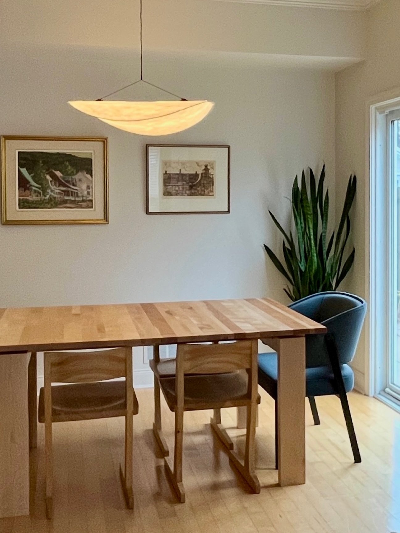 We love to see our products in your interior: solid wood extendable table and upholstered chair, paired with a Danish pendant lamp for a serene and quiet mood. #extendabletable #canadianmadefurniture🇨🇦