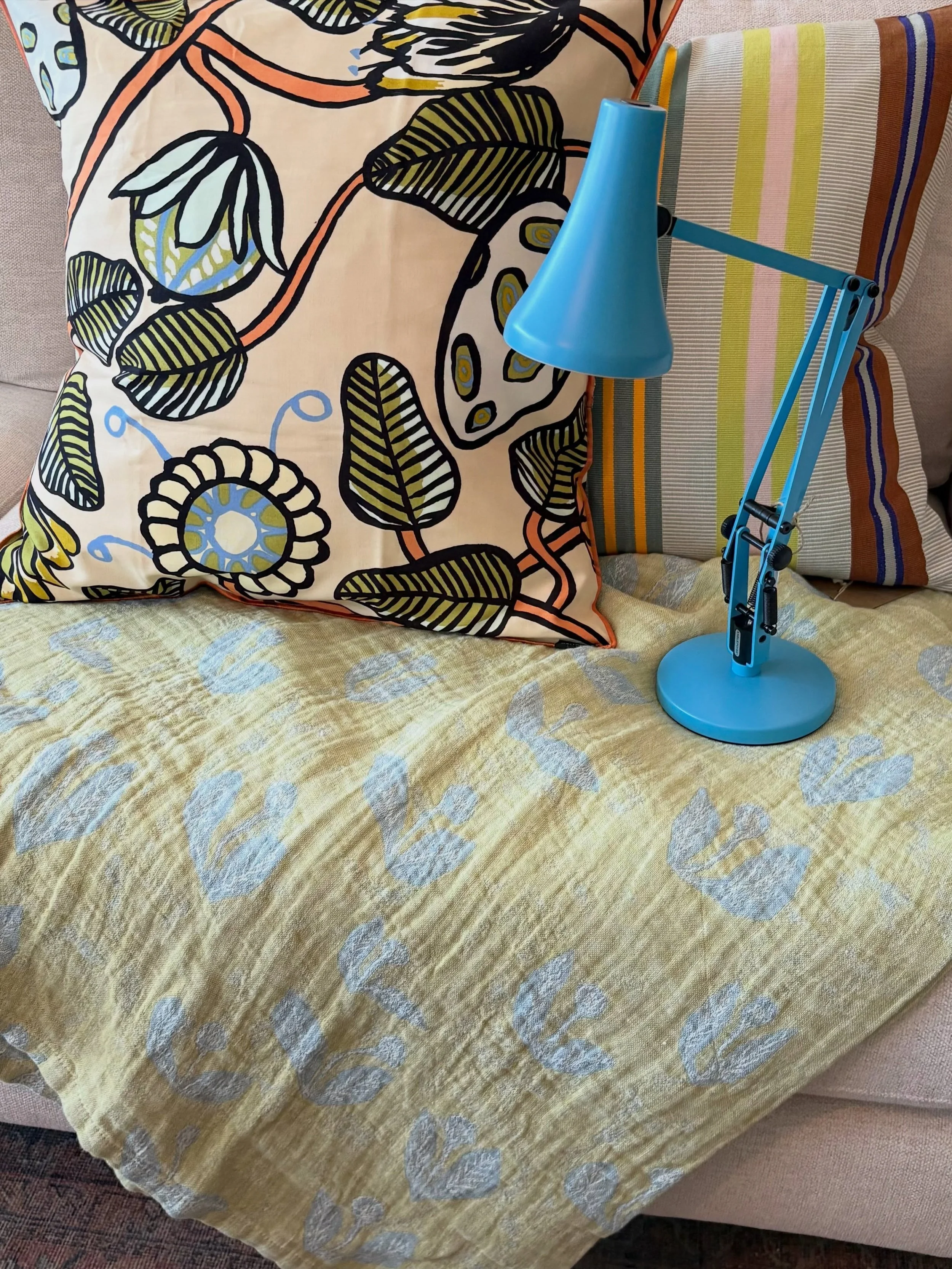 Two cushions and a throw series + a lamp! Fresh colours for a summer mood. The 100% linen throw can also be used as a tablecloth (150x 260cm)