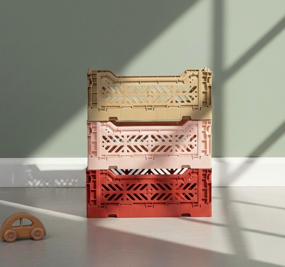 Spring rhymes with organizing! Foldable crates to the rescue! Ideal for storing small items together (balls of wool, toys, groceries, spice bottles&hellip;). Available in 3 sizes and many lovely colours on our webshop and in-store.