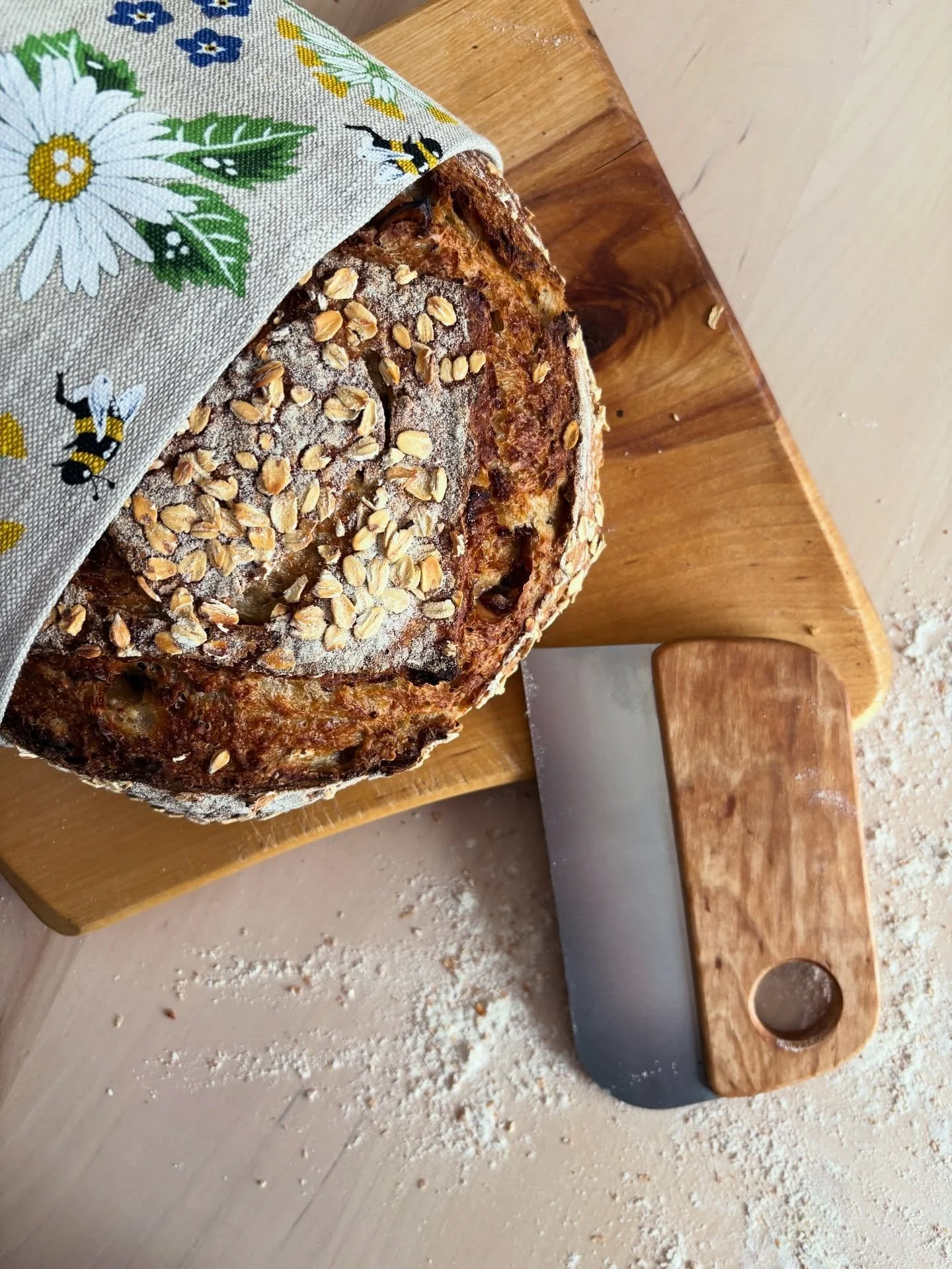 They say that a bench scraper is like another hand to the baker or bread maker. Yes! A very handy tool indeed! Made in Sweden.