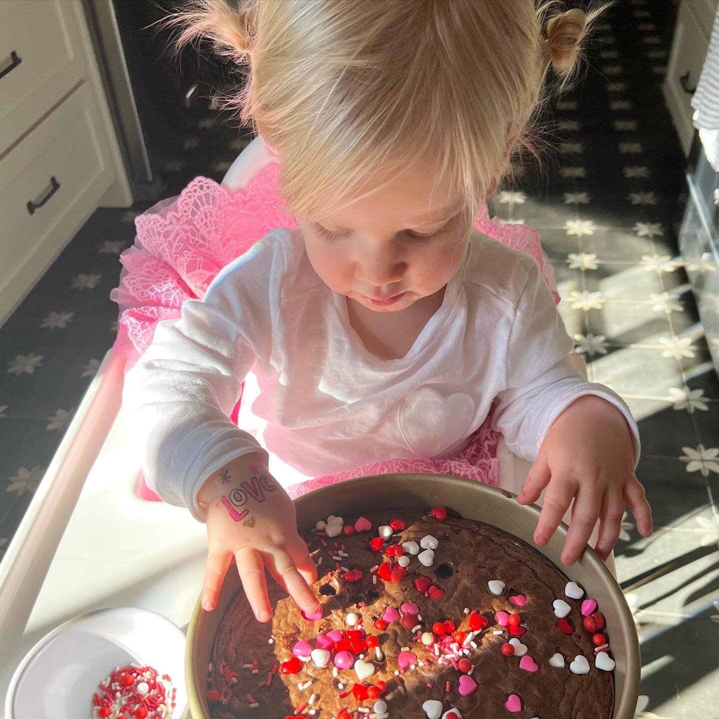 My Valentine decorating brownies for daddy!💕