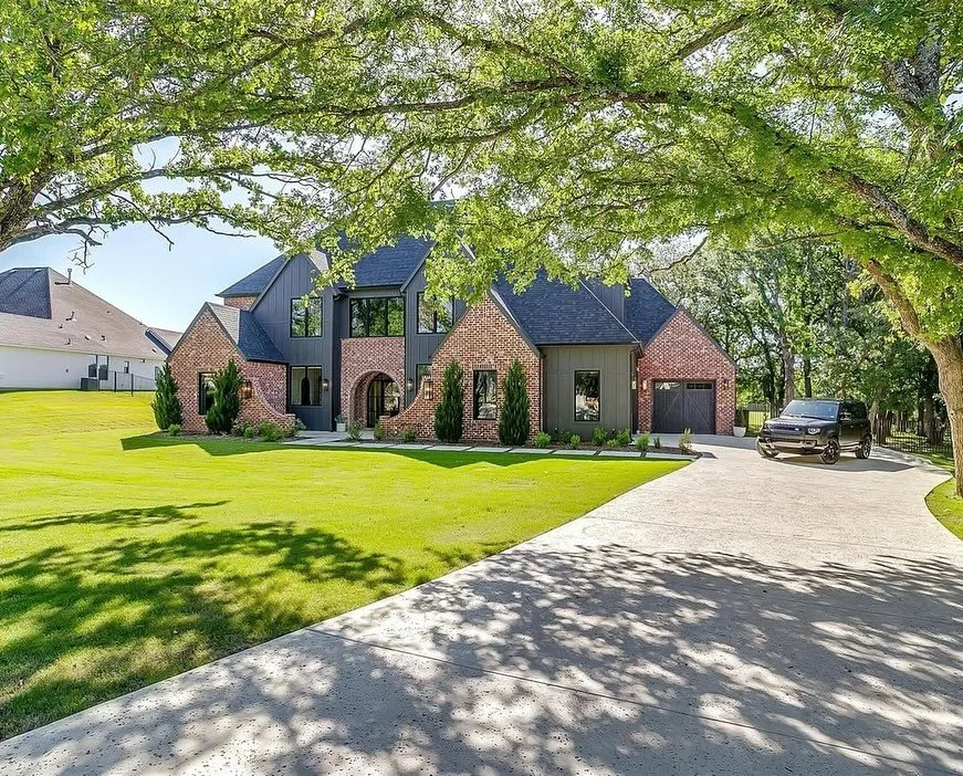 Just Sold this ABSOLUTE DREAM HOME on almost 2 acres in Aledo ISD! Excited for this sweet family and all the memories to be had on Barber Ranch Rd. Beyond GRATEFUL for repeat clients with amazing taste! 

Photos via LA: Bre Story @bre.n.story