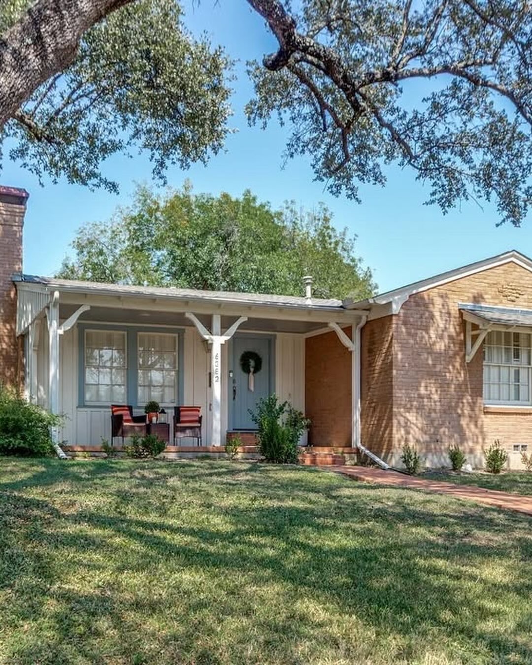 JUST LEASED in Ridglea Hills! | 6382 Waverly Way | 2 bed, 2 bath plus a flex room. This home was recently renovated and sits on a corner lot with serious front porch vibes just steps from Ridglea Country Club! #justlisted #fortworthrental #frontporch