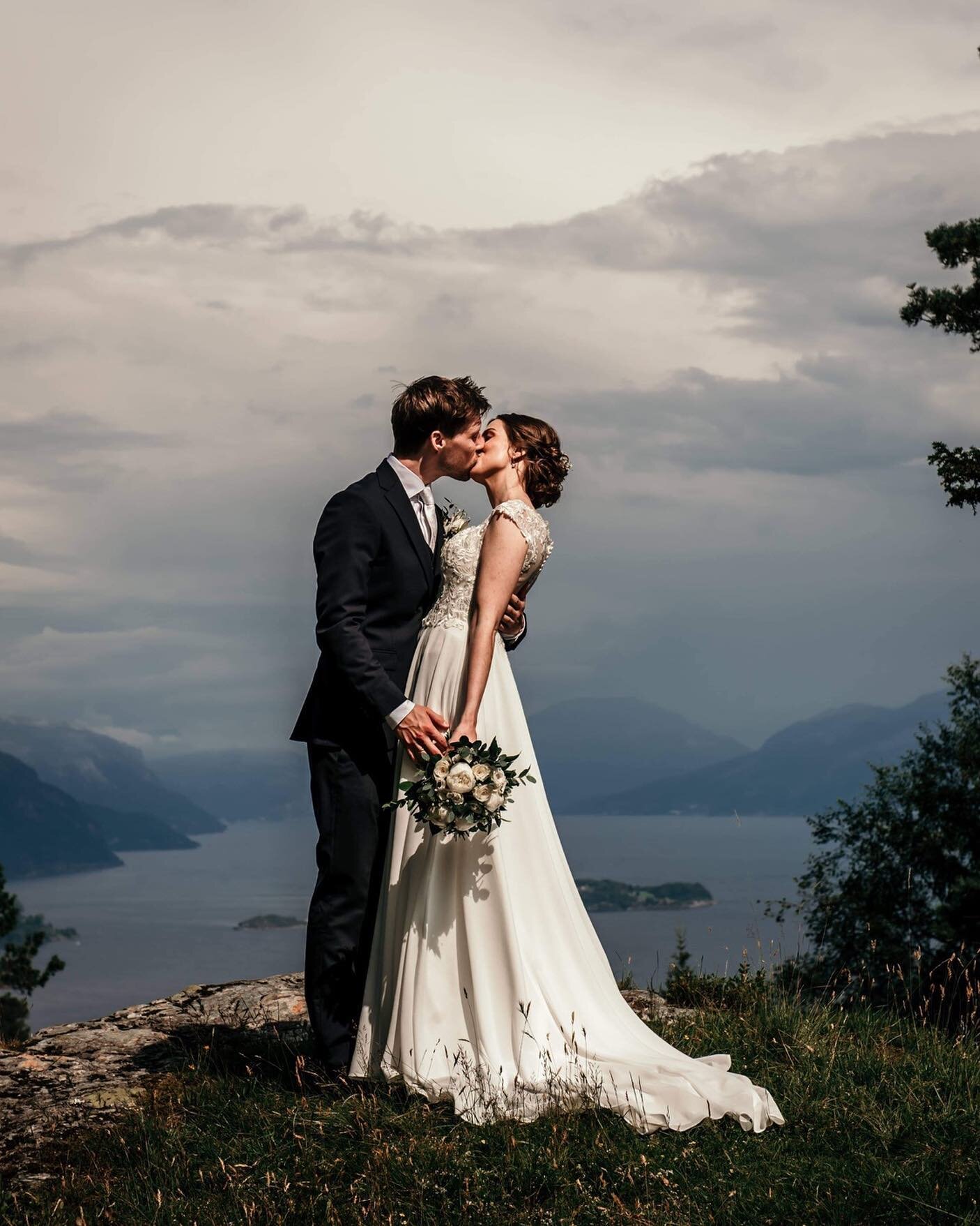On top of the world!

This Saturday I traveled to Norheimsund in Hardanger for Sunniva and Yngve&rsquo;s wedding day.
The forecast for days had been so bad, saying it was going to rain all weekend and to be aware of lightning storms.
What happened on