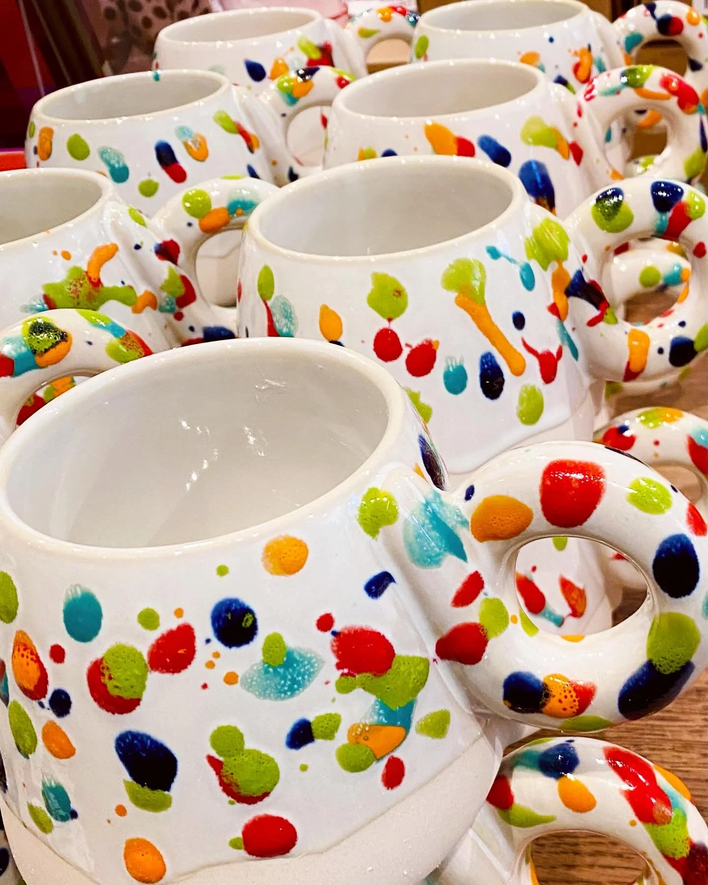 Are you particular about mugs and how they feel to hold? Come try these. I&rsquo;m bananas for this handle. ☕️