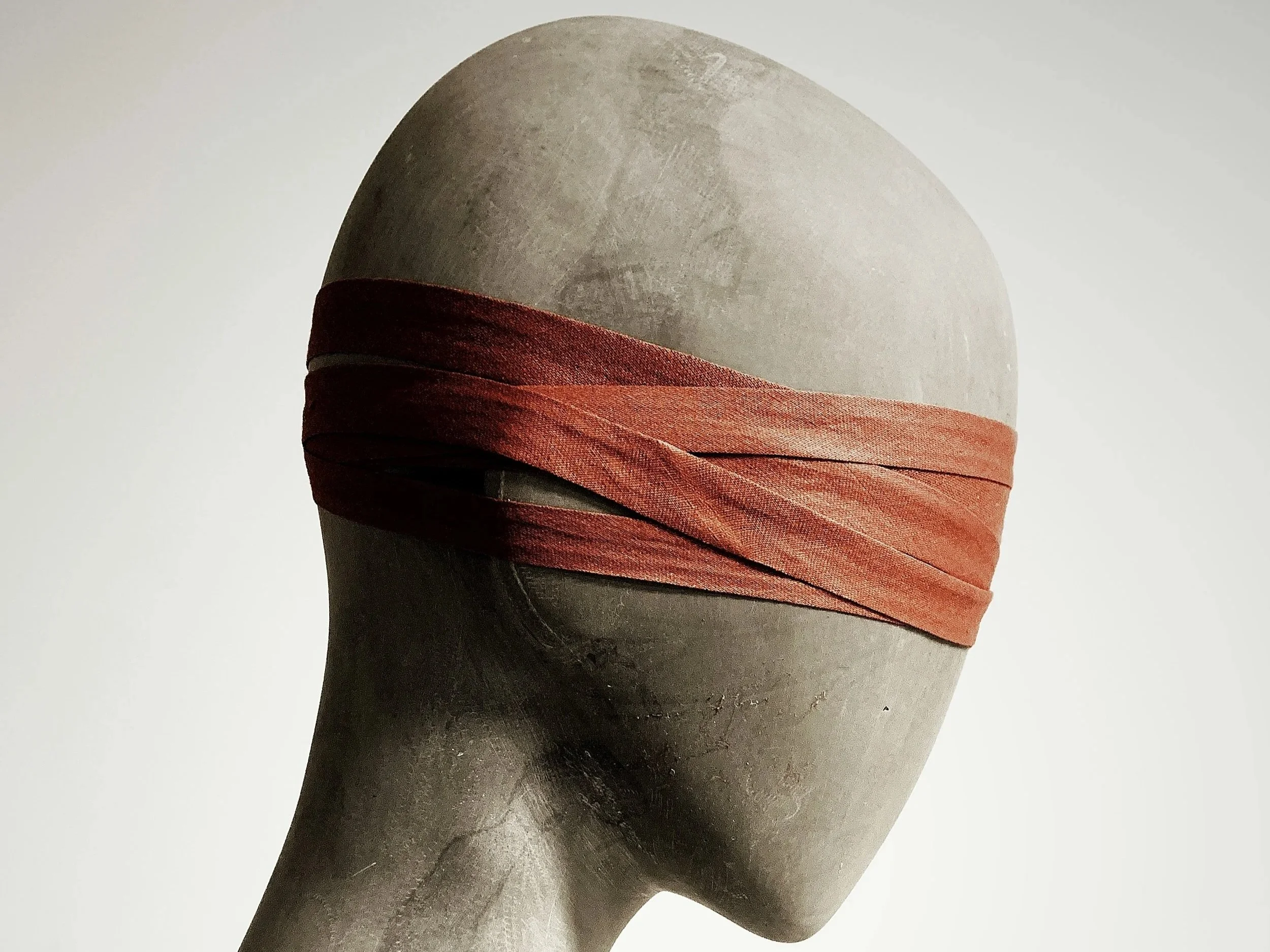 Sacarse los Ojos para Seguir Durmiendo: El Peligro de Evitar el Dolor