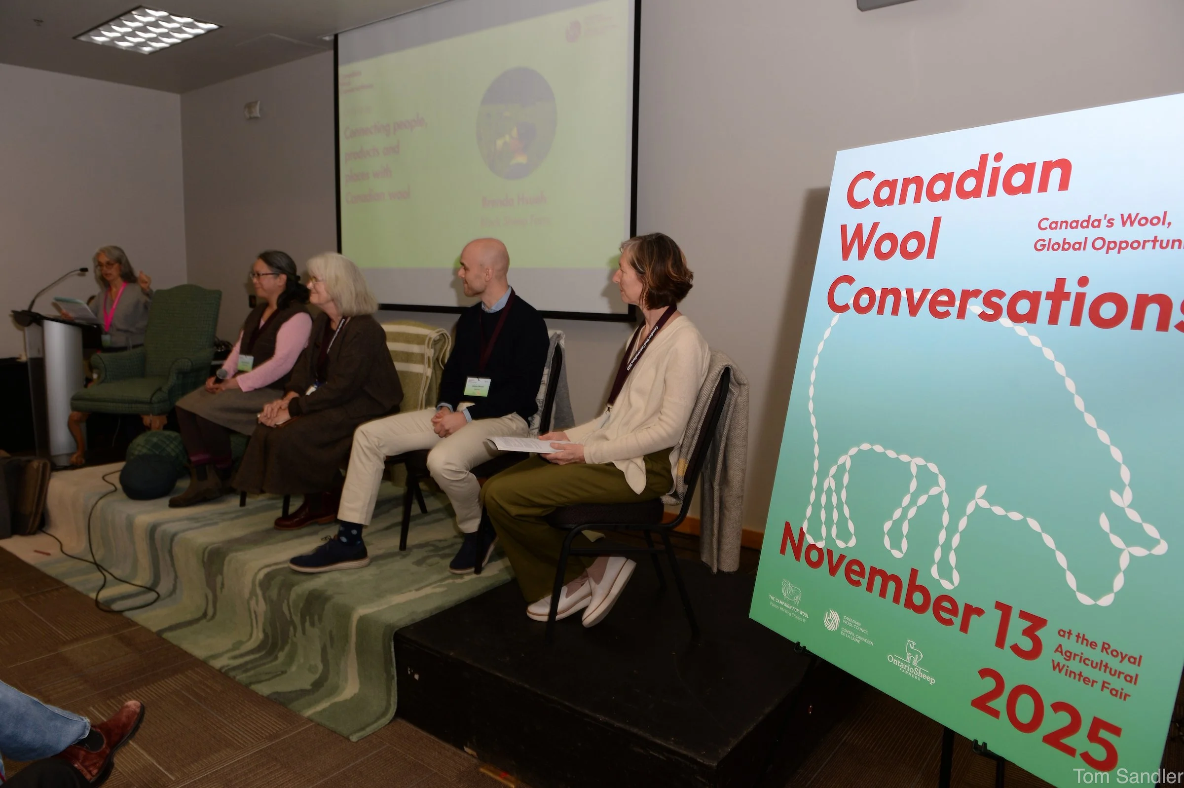 Affiche de la conférence au premier plan de la table ronde