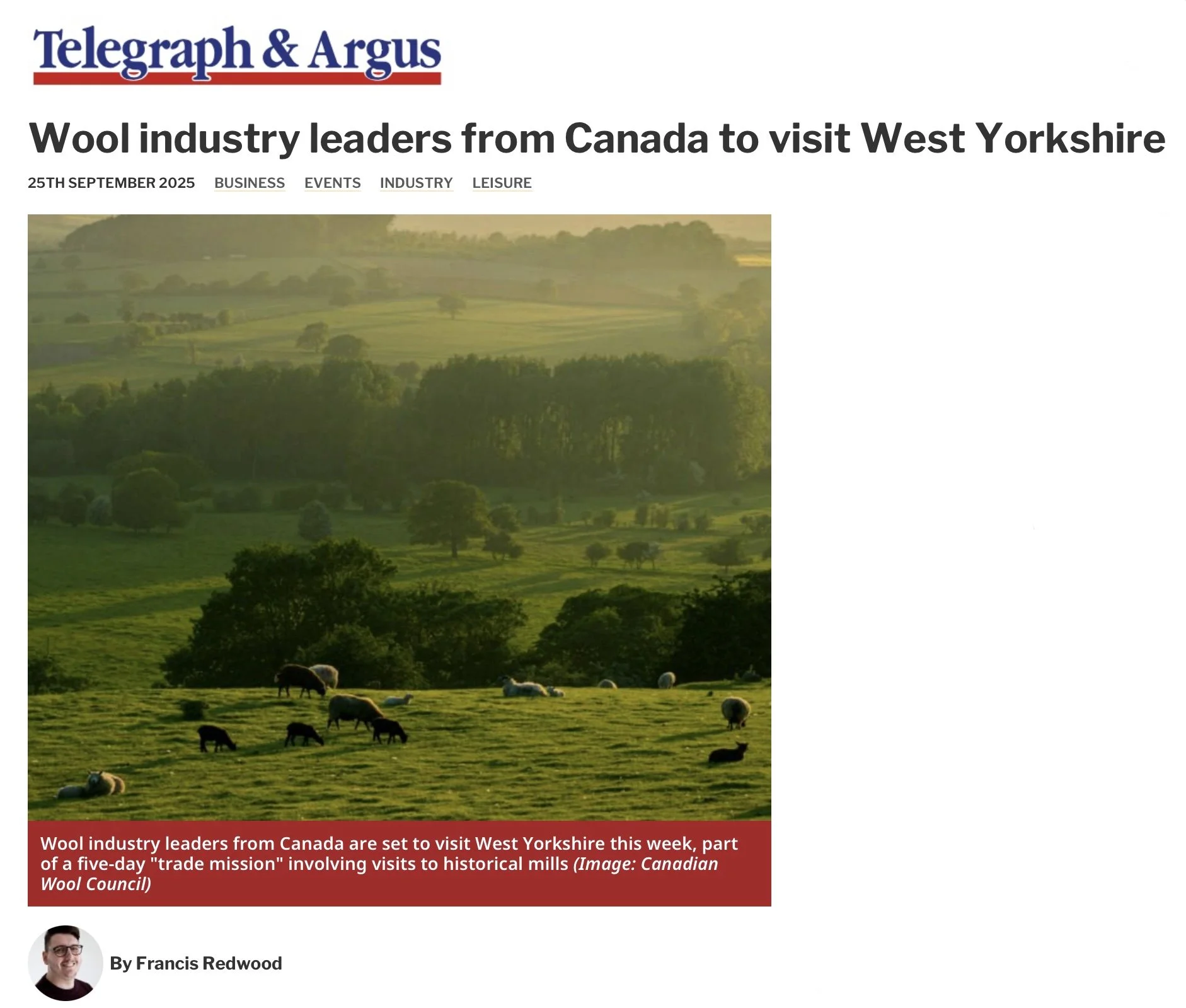 Des moutons paissent sur les collines vallonnées du Yorkshire. Le titre dit : « Les leaders de l'industrie lainière canadienne visitent le West Yorkshire ».