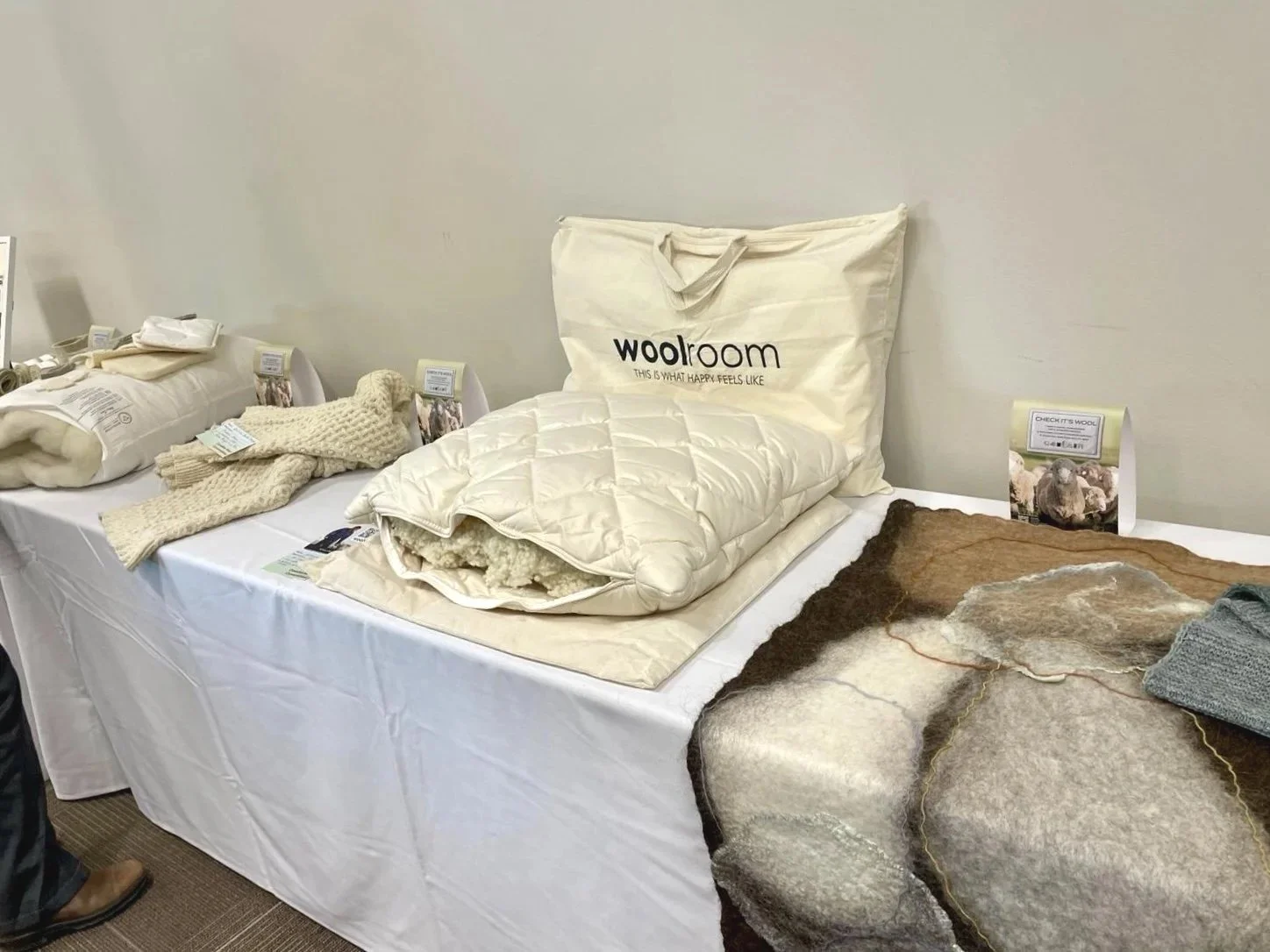 Table d'exposition présentant des produits en laine et des œuvres d'art canadiens