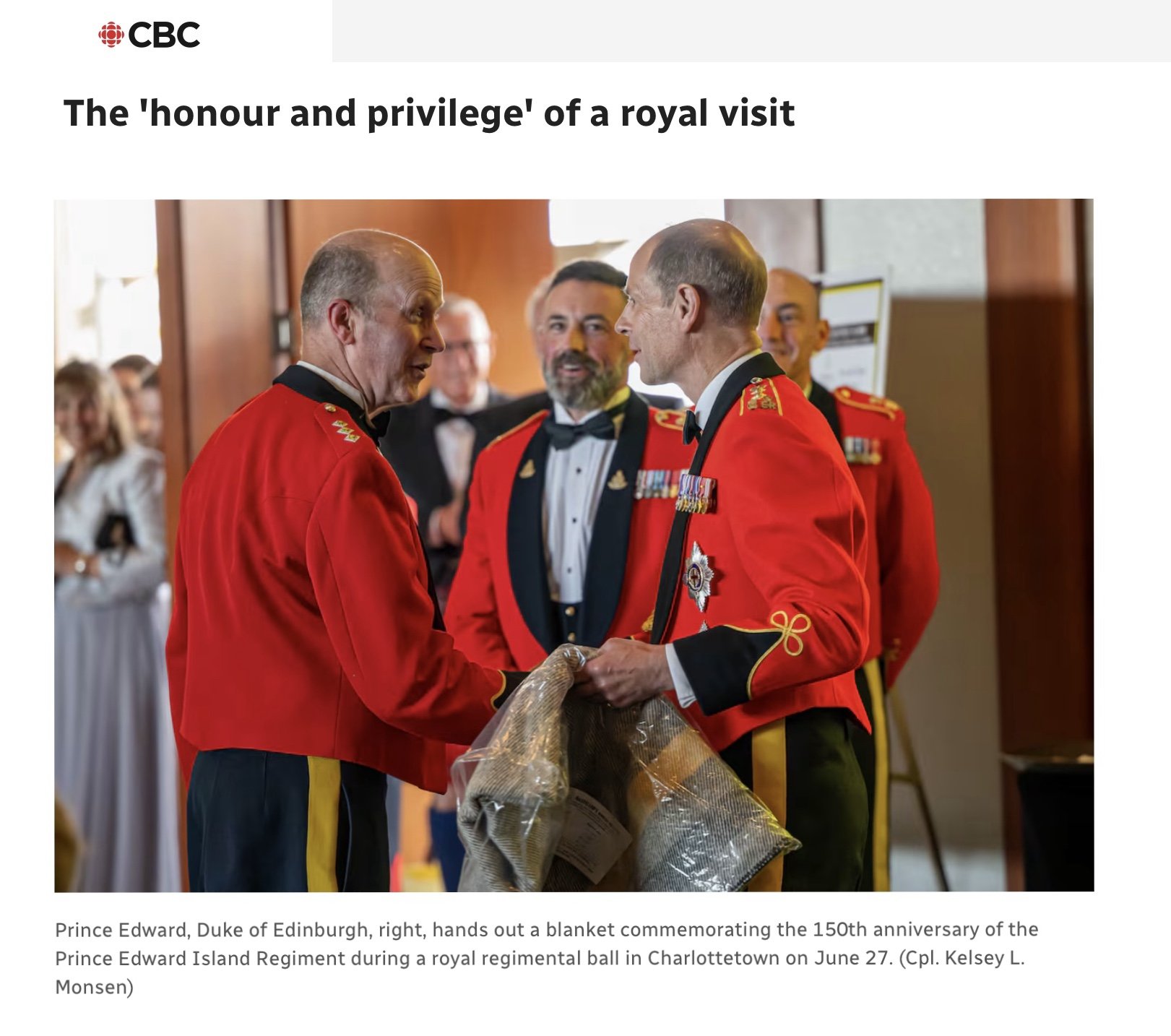Le prince Edward, duc d'Édimbourg, remet des couvertures en laine commémoratives au régiment de l'Île-du-Prince-Édouard. Le titre dit : « L'honneur et le privilège d'une visite royale ».