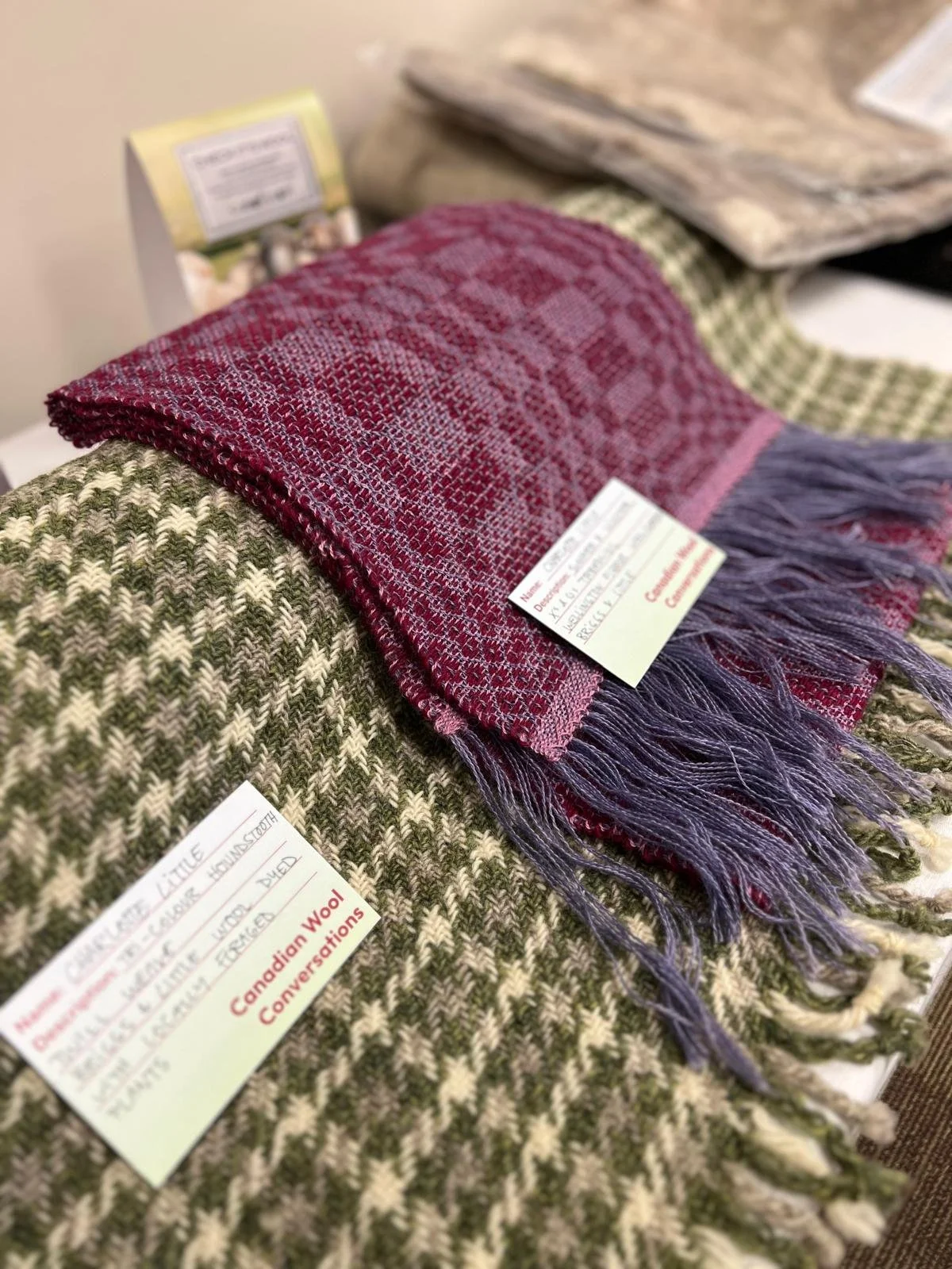 Pièces en laine tissée exposées sur la table de présentation