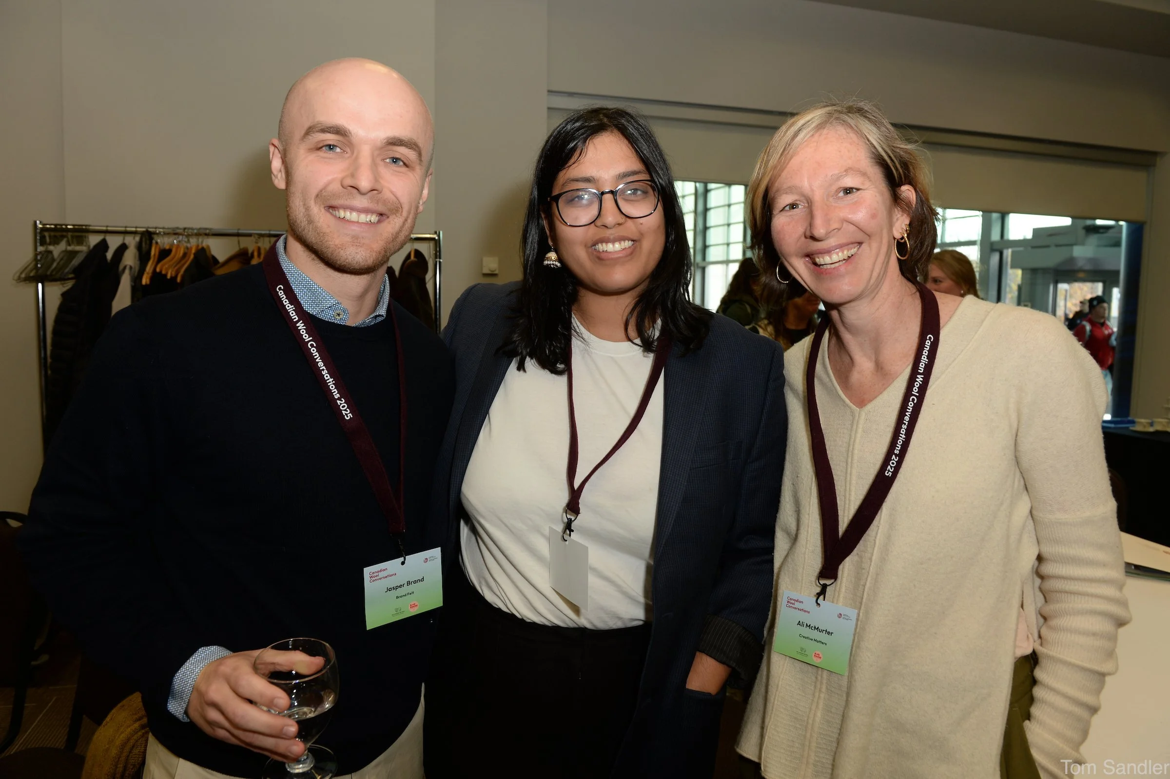 Les participants à la conférence sourient et posent ensemble.