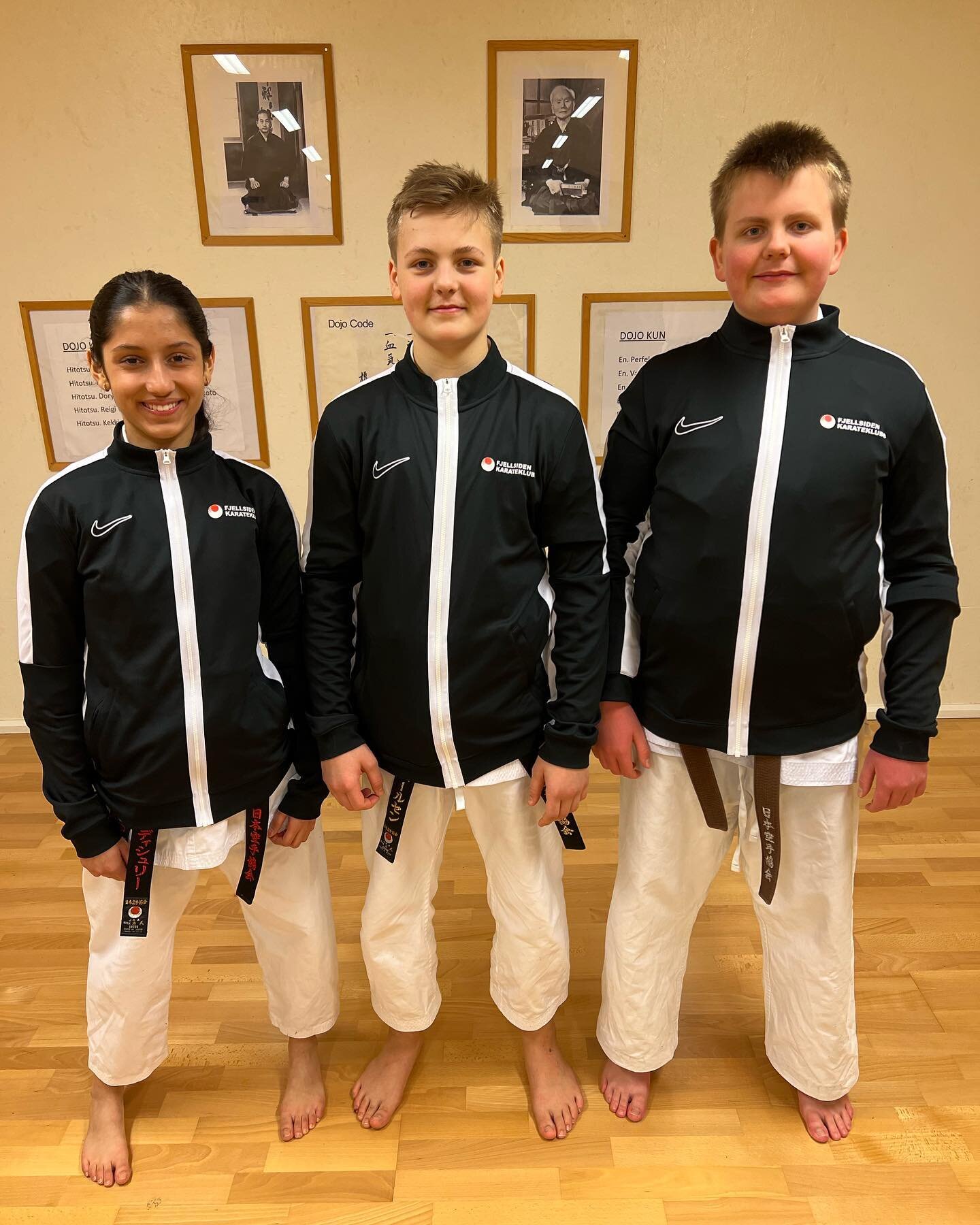 Endelig har Fjellsiden karateklubb f&aring;tt nye overtrekksjakker! 
Takk til Sparebanken Vest som har sponset oss og Lennart Mikkelsen som organiserte innkj&oslash;p.