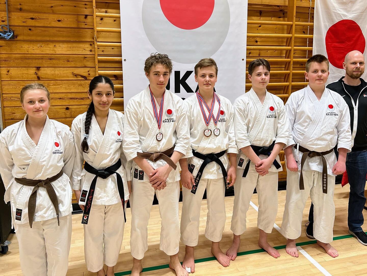 Fjellsiden Karateklubb hadde seks ut&oslash;vere med p&aring; dagens Nasjonalt Mesterskap JKA 2023. 

Bra innsats og utvikling fra alle v&aring;re, og gratulerer til August og Jonah som fikk med seg medaljer hjem! (S&oslash;lv i kata og bronse i kumi