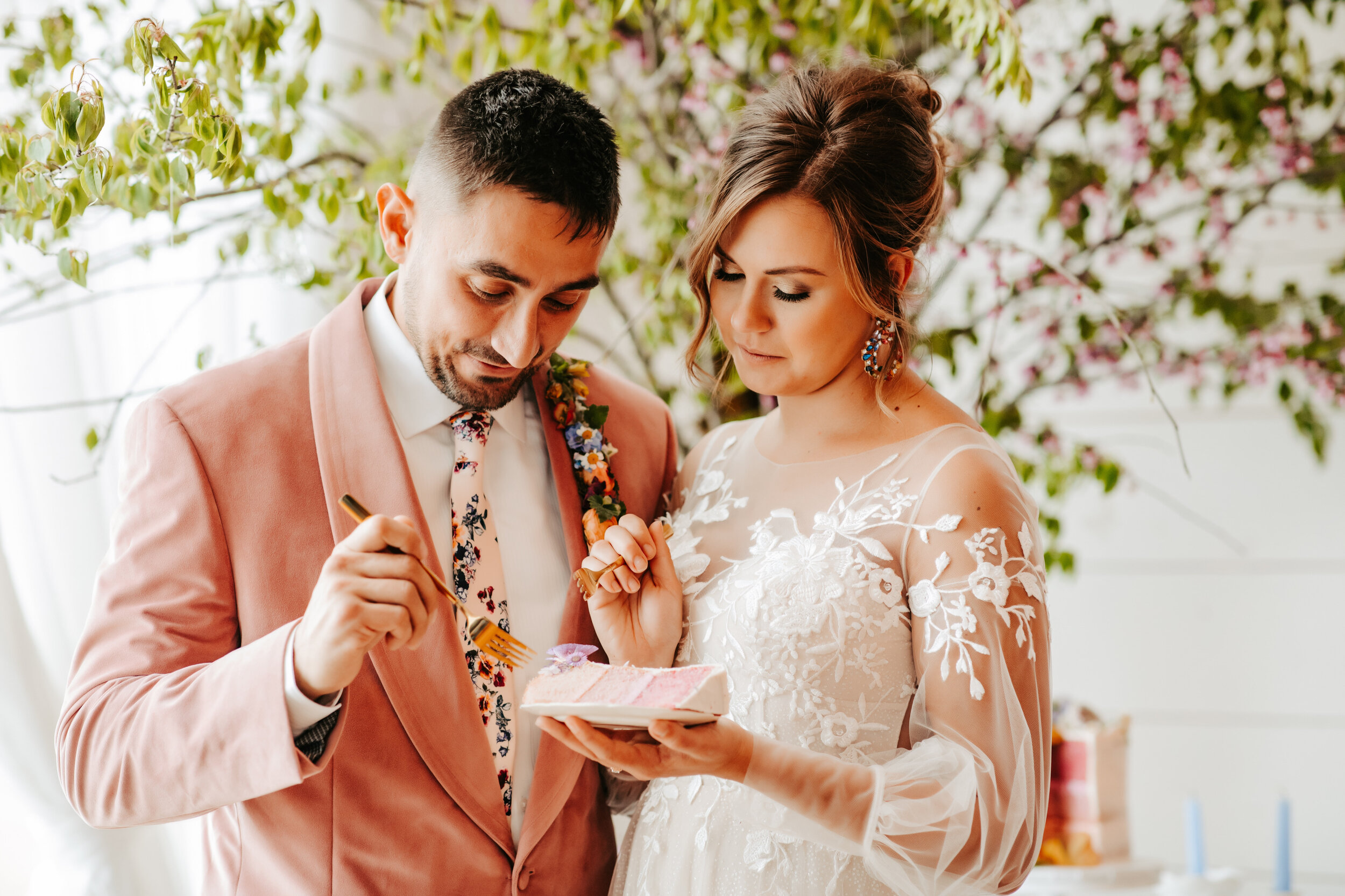 Amber Koelling Photography Emerson Fields Wedding bride groom cake eat (3).jpg