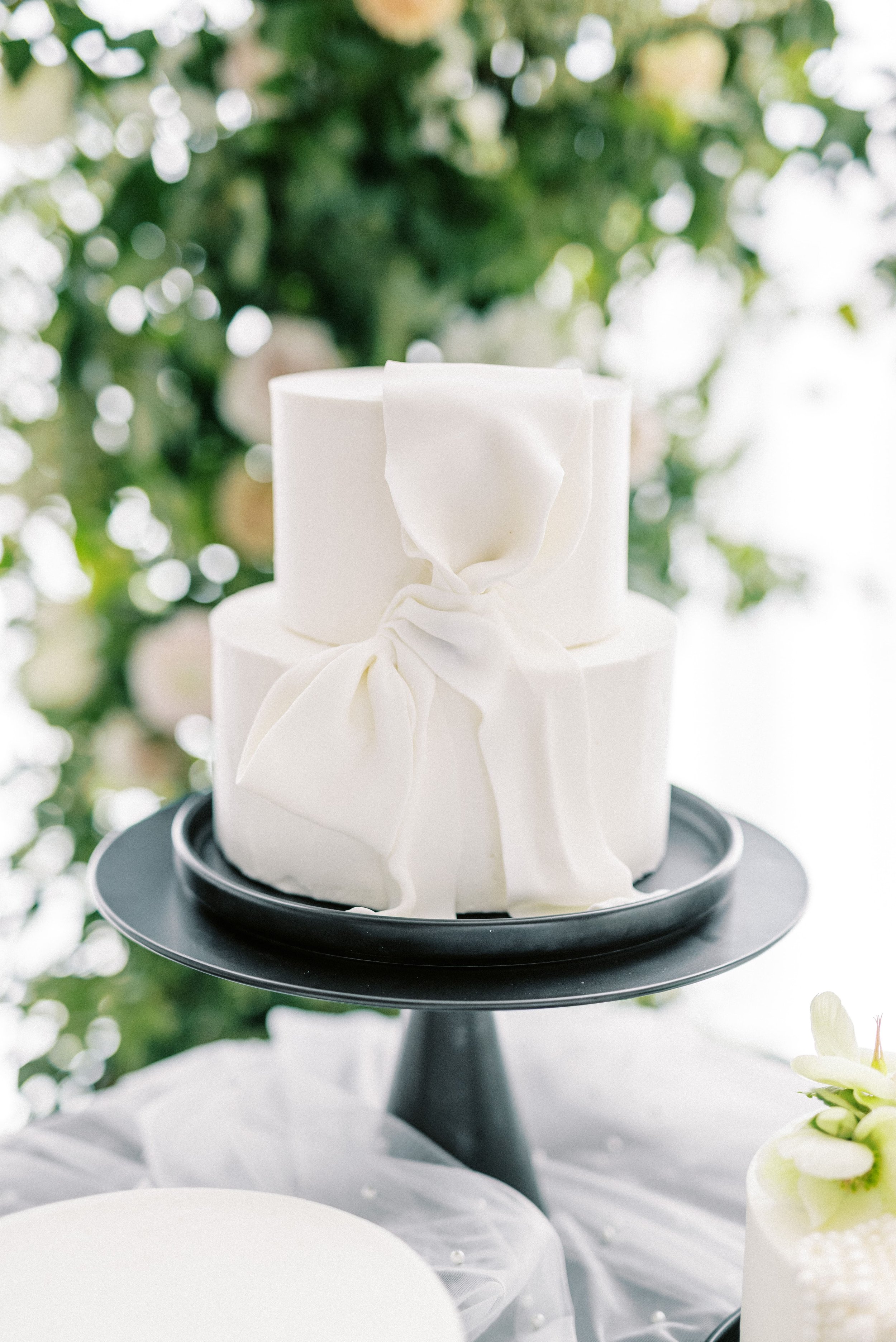 classic modern wedding cake bow pearls black and white (5).jpg