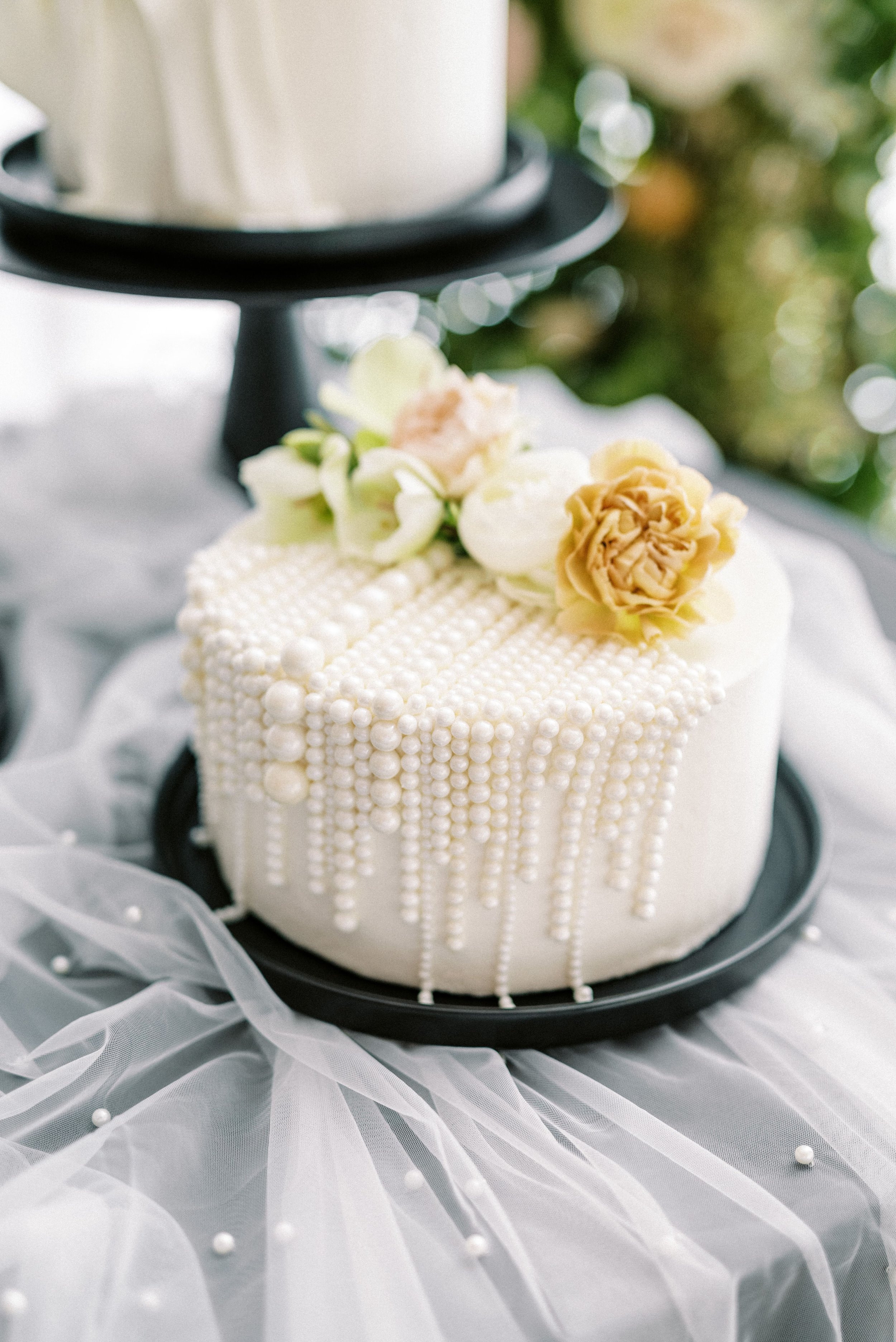 classic modern wedding cake bow pearls black and white (4).jpg