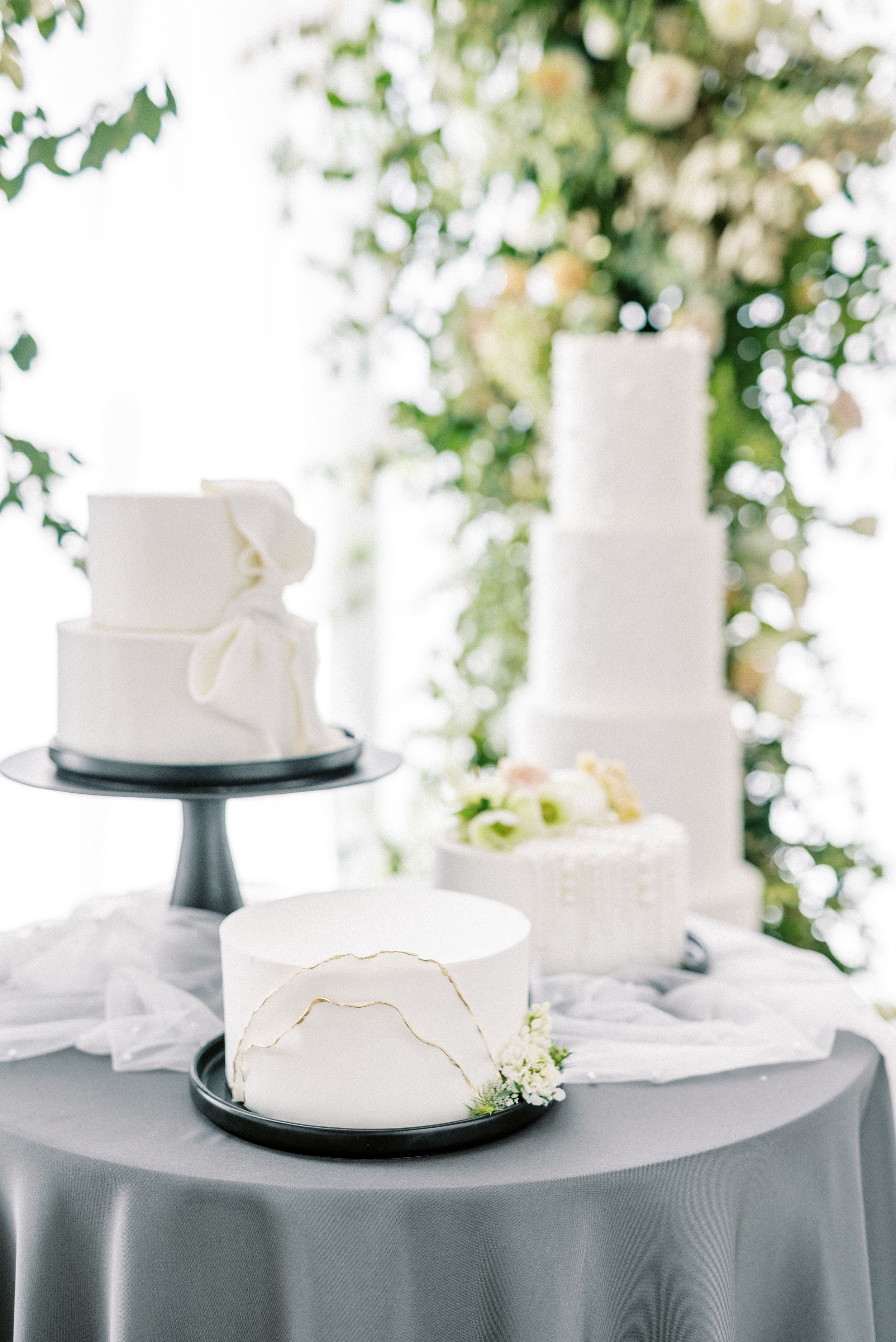 classic modern wedding cake bow pearls black and white (13).jpg