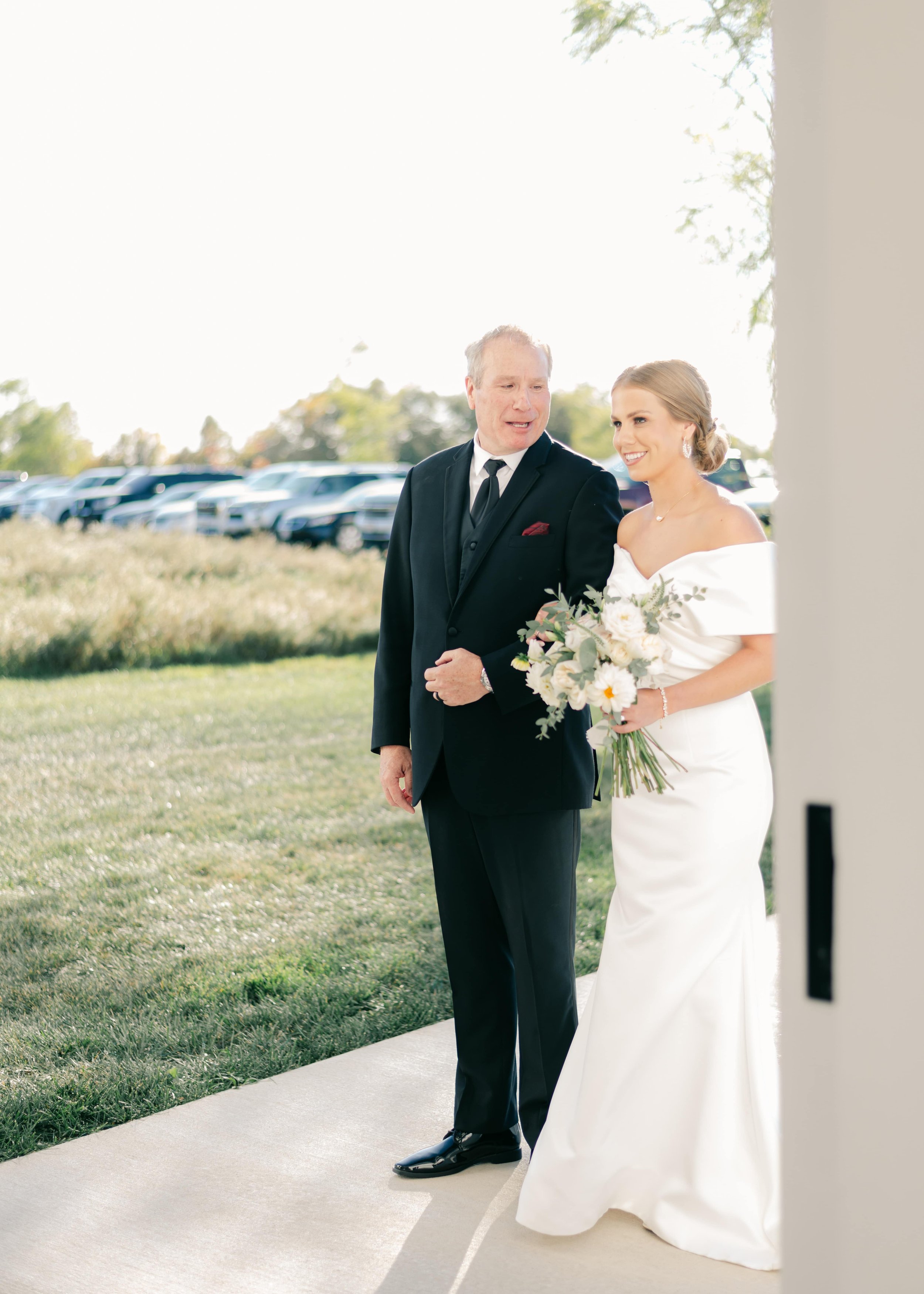 outdoor fall wedding ceremony_interactive_family focused_emerson fields (4).jpg