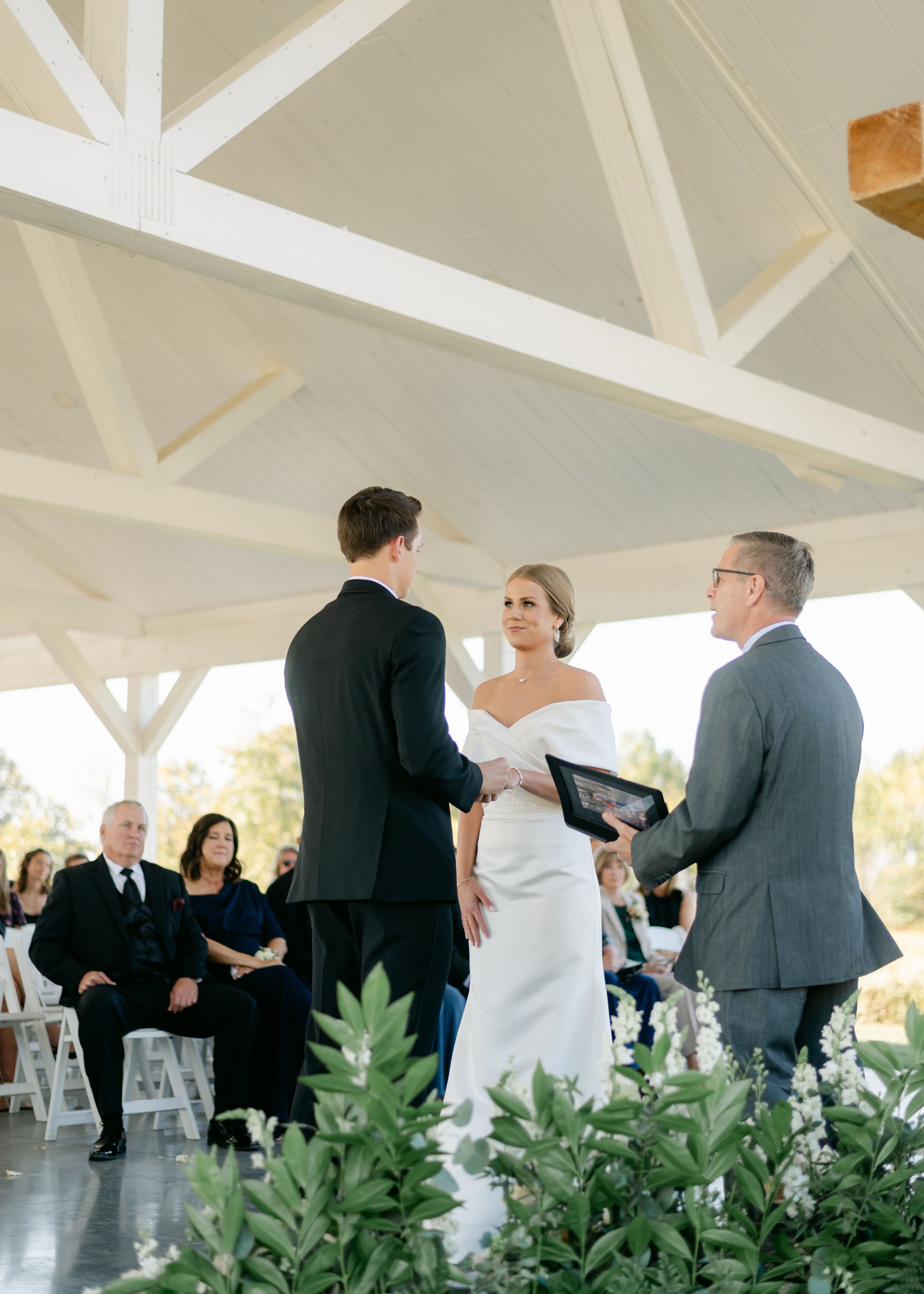 outdoor fall wedding ceremony_interactive_family focused_emerson fields (11).jpg