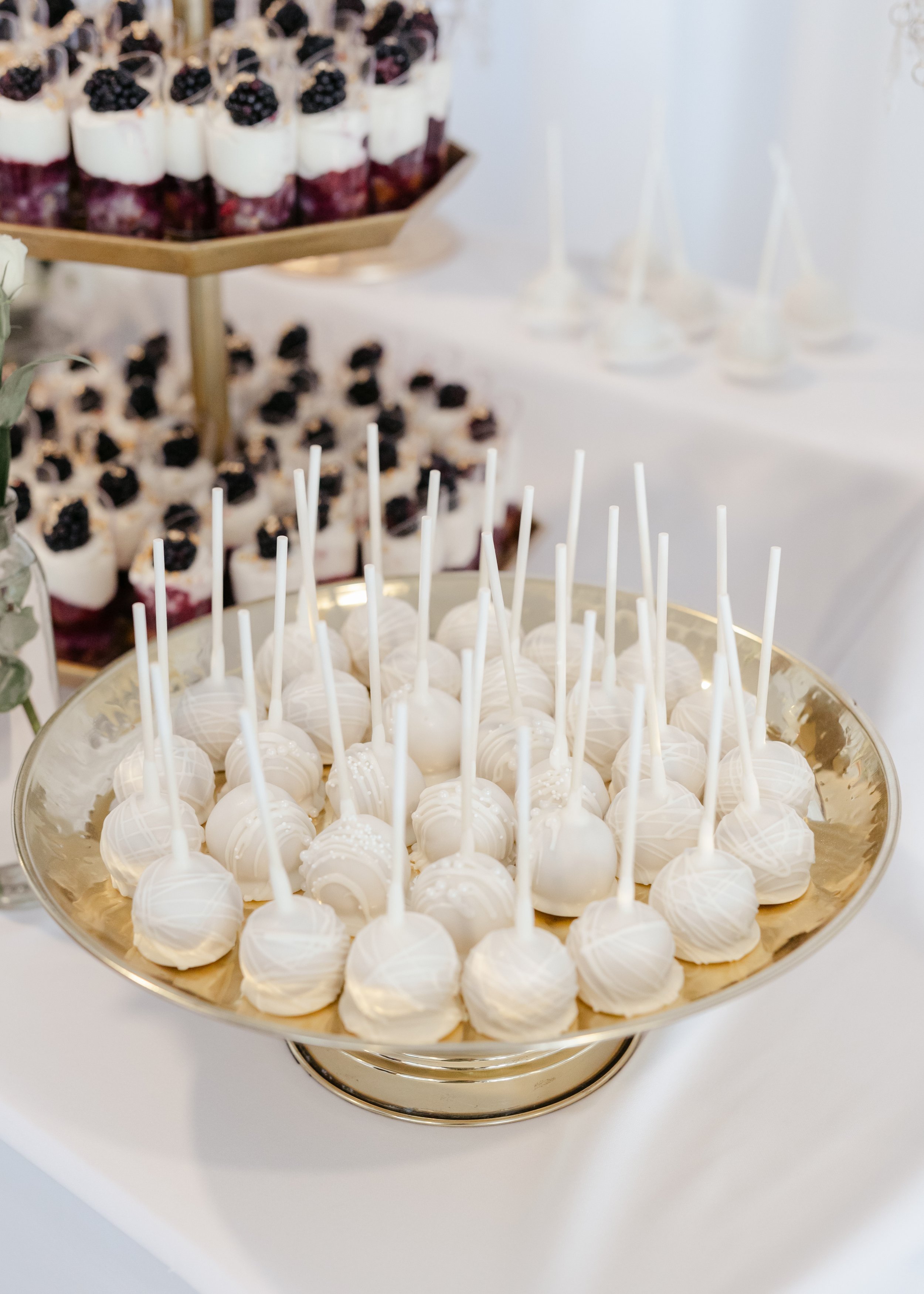 Interactive-wedding-in-missouri-with-dessert-station-at-emerson fields9.jpg