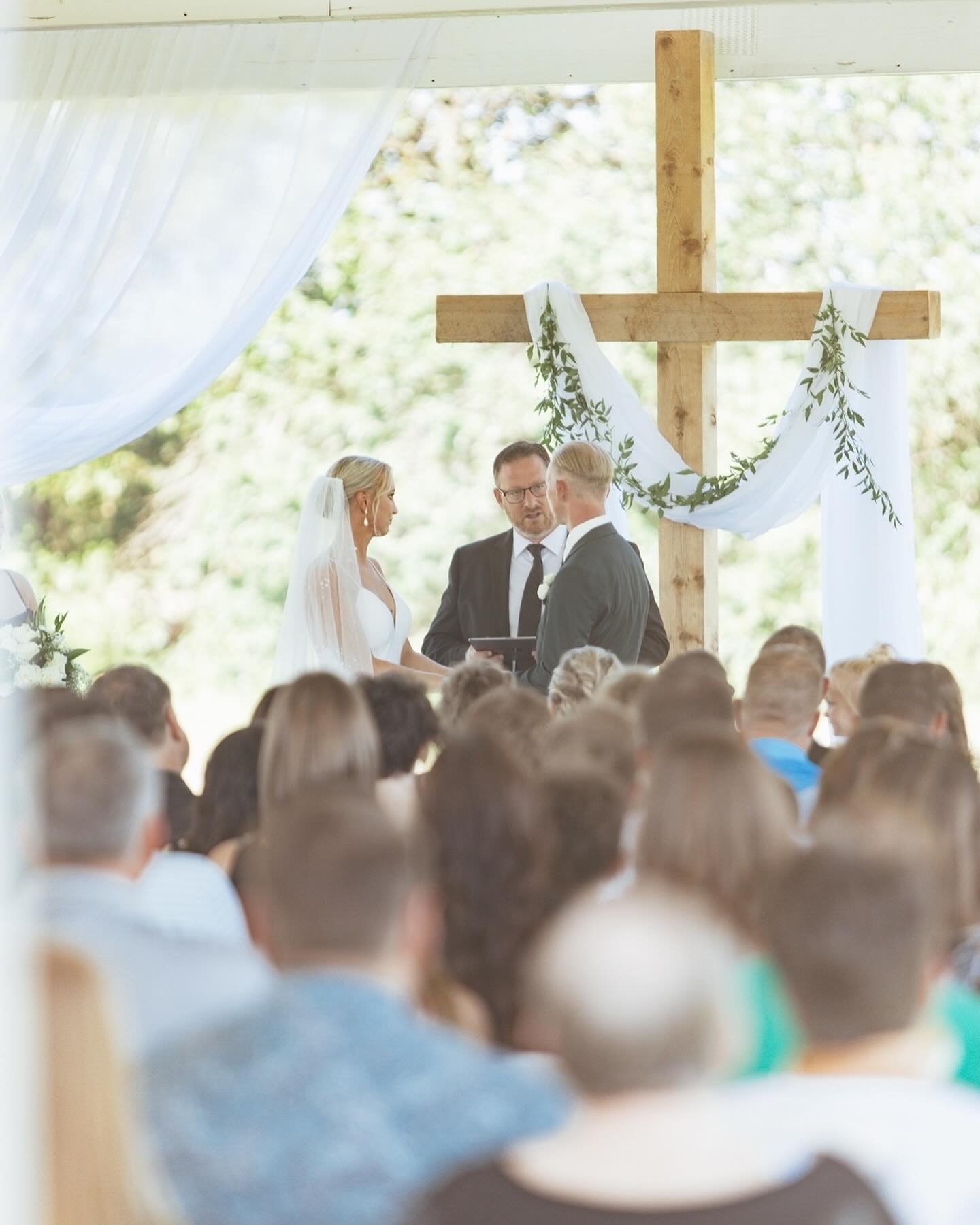 Prefer an outdoor ceremony? At Emerson Fields, your venue rental includes this option. You can choose from one of our four beautiful outdoor ceremony locations or opt for your dream wedding inside the main venue&mdash;and it&rsquo;s all INCLUDED! 🤩

