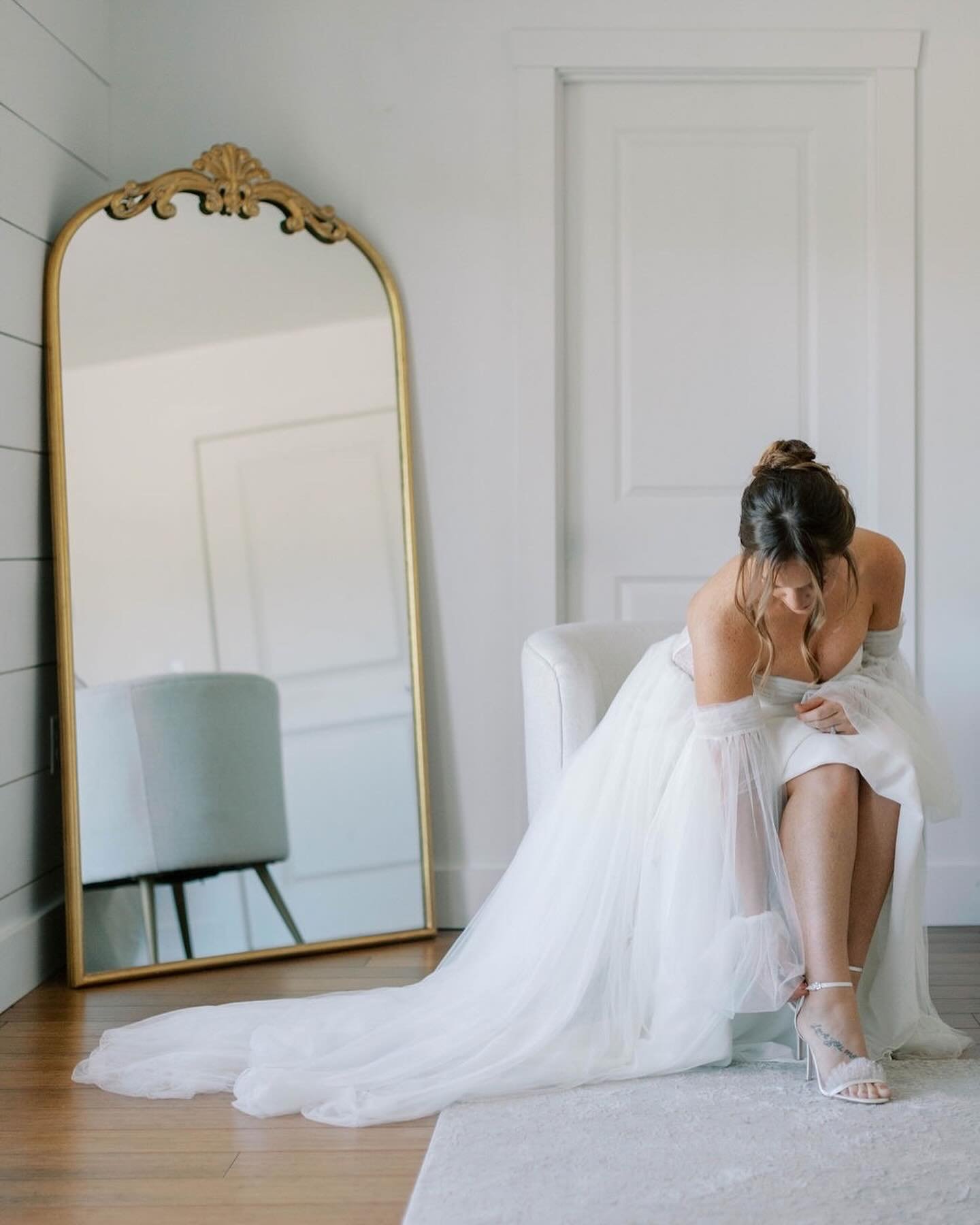 Where will you get ready❔At Emerson Fields, we&rsquo;ve included a jaw-droppingly beautiful bridal dressing suite in the cost of the venue rental. You don&rsquo;t have to worry about additional charges for⤵️
⠀⠀⠀⠀⠀⠀⠀⠀⠀
&gt; Space for hair and makeup s