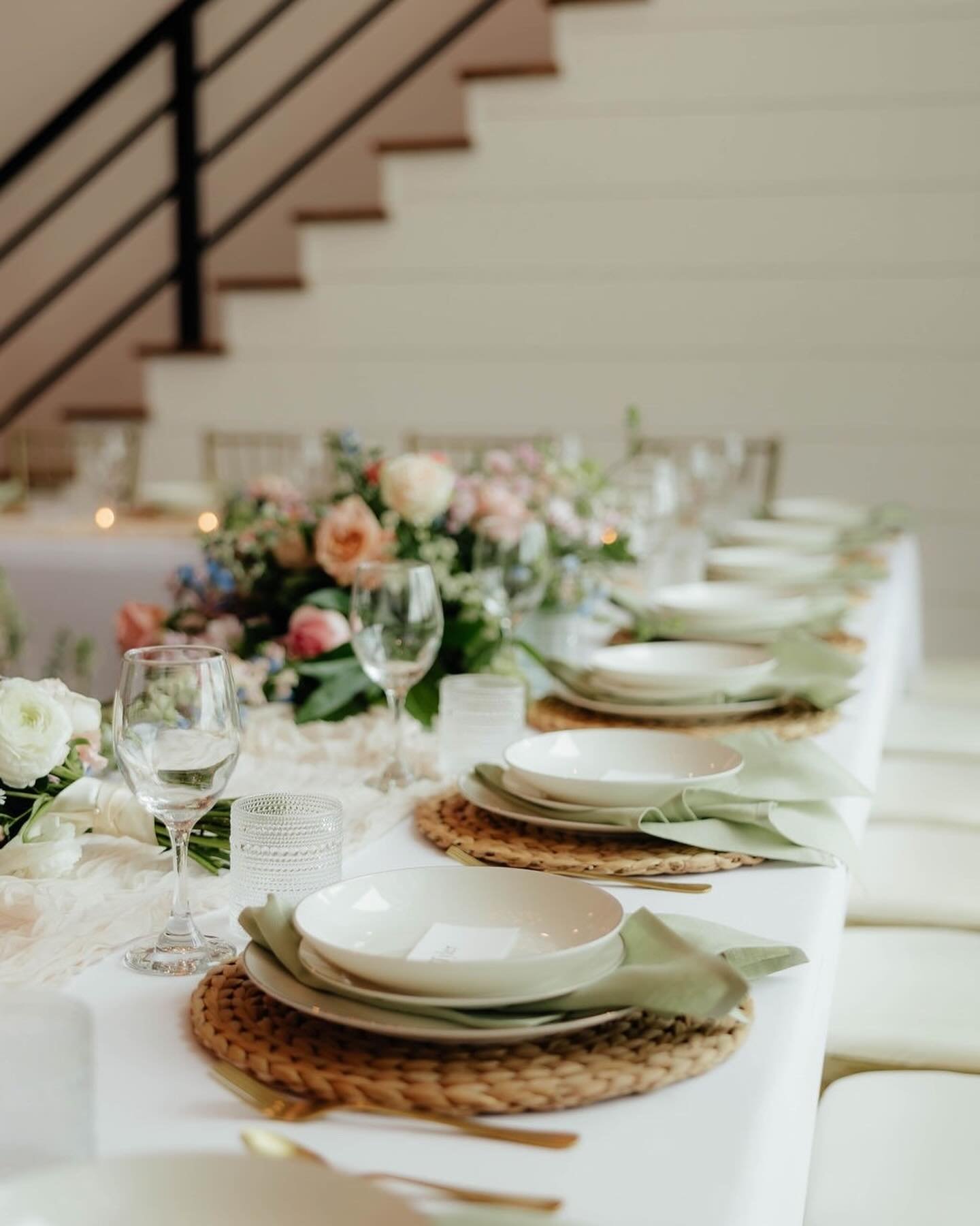 The details of Anita and Mason&rsquo;s wedding day had us swooning! Steal their secrets⬇️
⠀⠀⠀⠀⠀⠀⠀⠀⠀
&gt;&gt;Layers
A stunning table design begins with layers. Incorporate various textures using a runner, charger, paper goods, and florals. This adds i