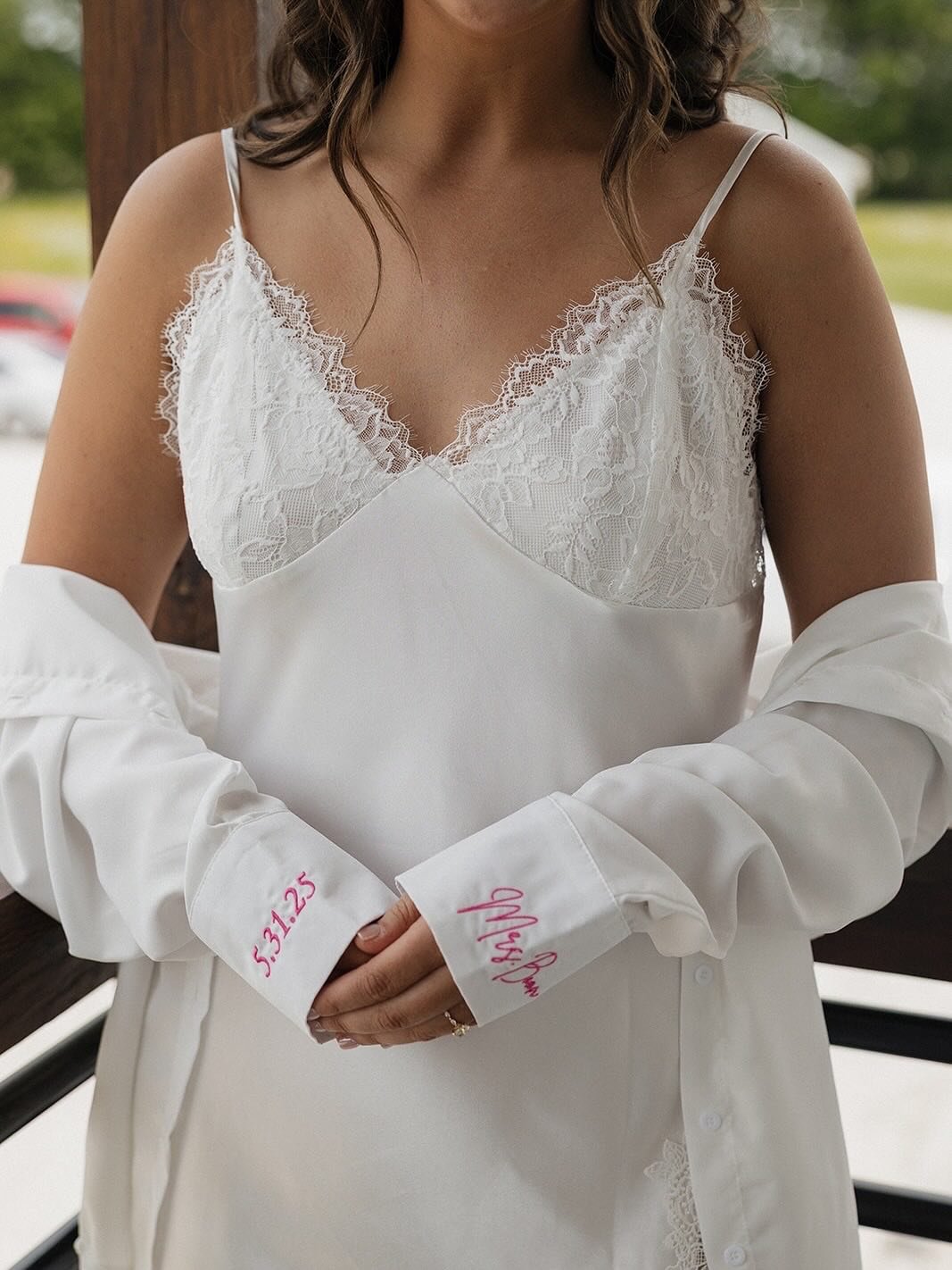 The details? Libby delivered.✨⁠
⁠
From custom embroidered button-downs to the sweetest doggie florals for Annie, Archer &amp; Bonnie (plus specialty cocktails and drink stirrers in their honor!)&mdash;every inch of this day was thought through with l