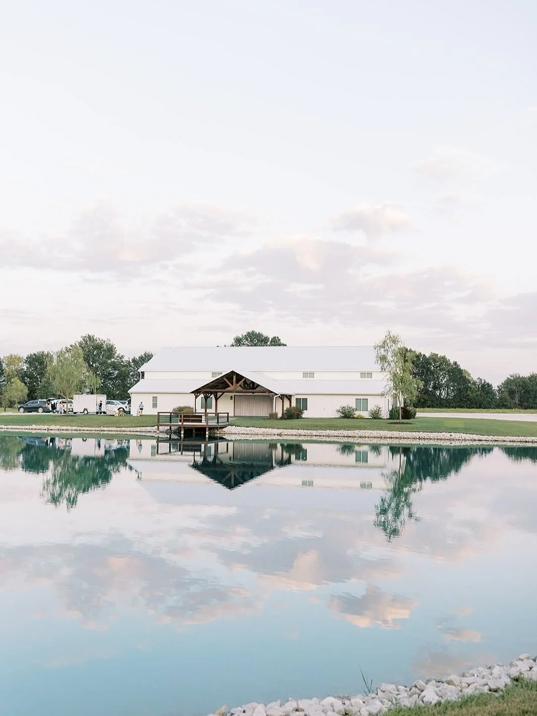 Most weddings are beautiful. But some&hellip; feel truly magical. What makes the difference?👇🏼
⠀⠀⠀⠀⠀⠀⠀⠀⠀
It&rsquo;s in the way the couple is fully present, the space feels calm, the florals seem to breathe life into every corner, and every moment i