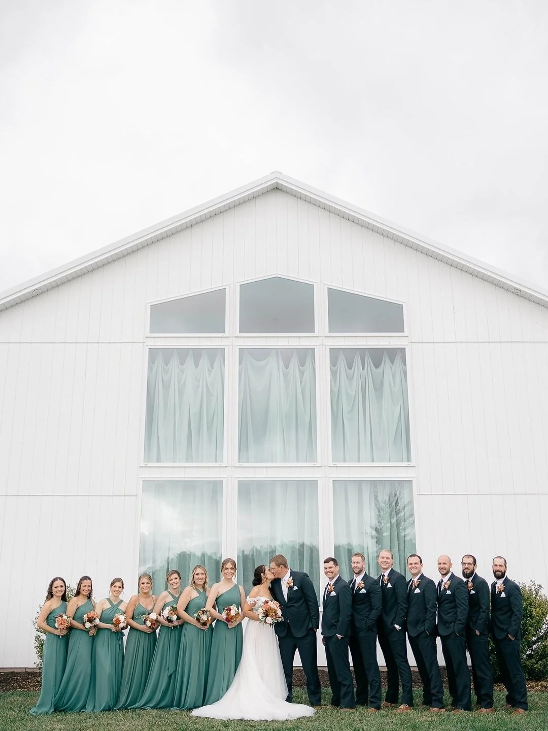 ✨ Not your average four walls and a dance floor. ✨
⠀⠀⠀⠀⠀⠀⠀⠀⠀
Emerson Fields is a modern white estate designed for unforgettable weekends! Ceremony, cocktail hour, and reception all in one stunning location. From lakeside vows to dancing under the cha