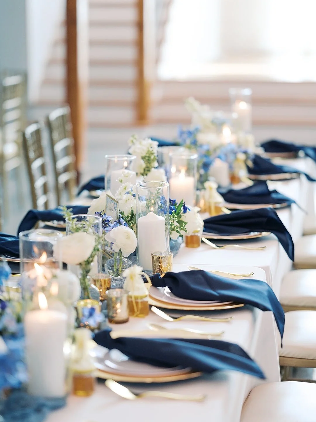 The best reception designs are built in layers!! Florals, candles, linens, and place settings all working together to bring your vision to life. 🙂&zwj;↕️
⠀⠀⠀⠀⠀⠀⠀⠀⠀
At Emerson Fields, our team works alongside your vendors to make sure every detail is