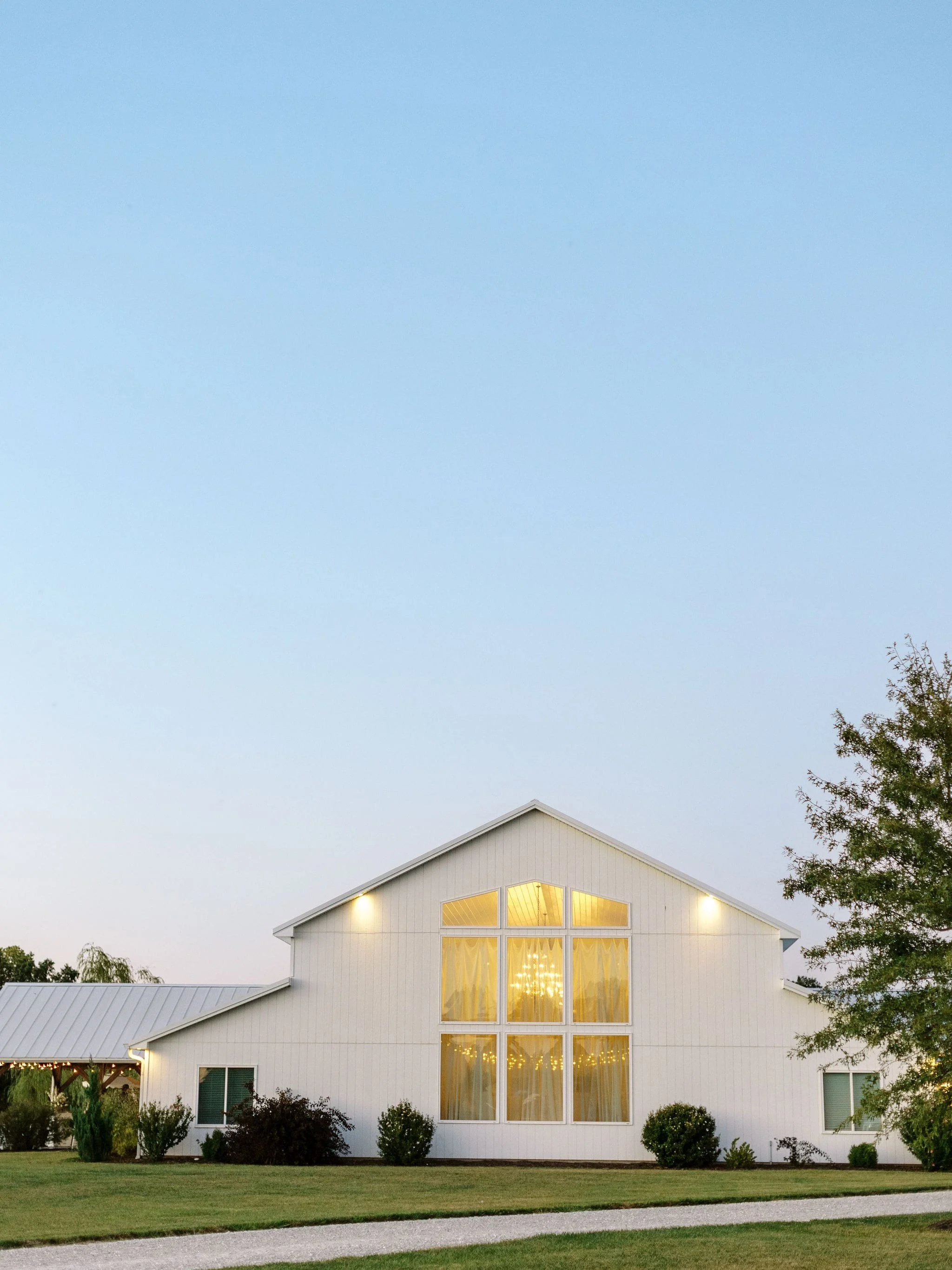 Luxury-Wedding-Venue-in-Midwest-with-wedding-ceremony-and-reception-Emerson-Fields12.jpg