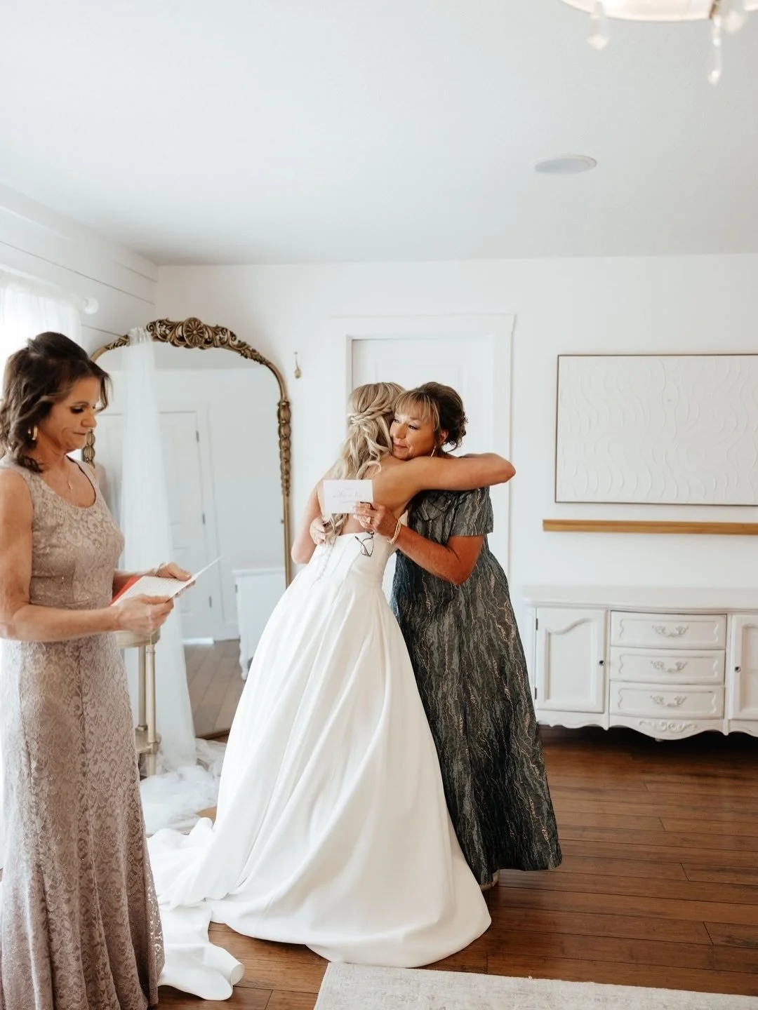 As a former wedding photographer turned venue owner, when I see a folder labeled &ldquo;in-between moments&rdquo; in your wedding gallery, I&rsquo;m running to open those first and here&rsquo;s why👇🏼
⠀⠀⠀⠀⠀⠀⠀⠀⠀
They&rsquo;re the unposed, unexpected,