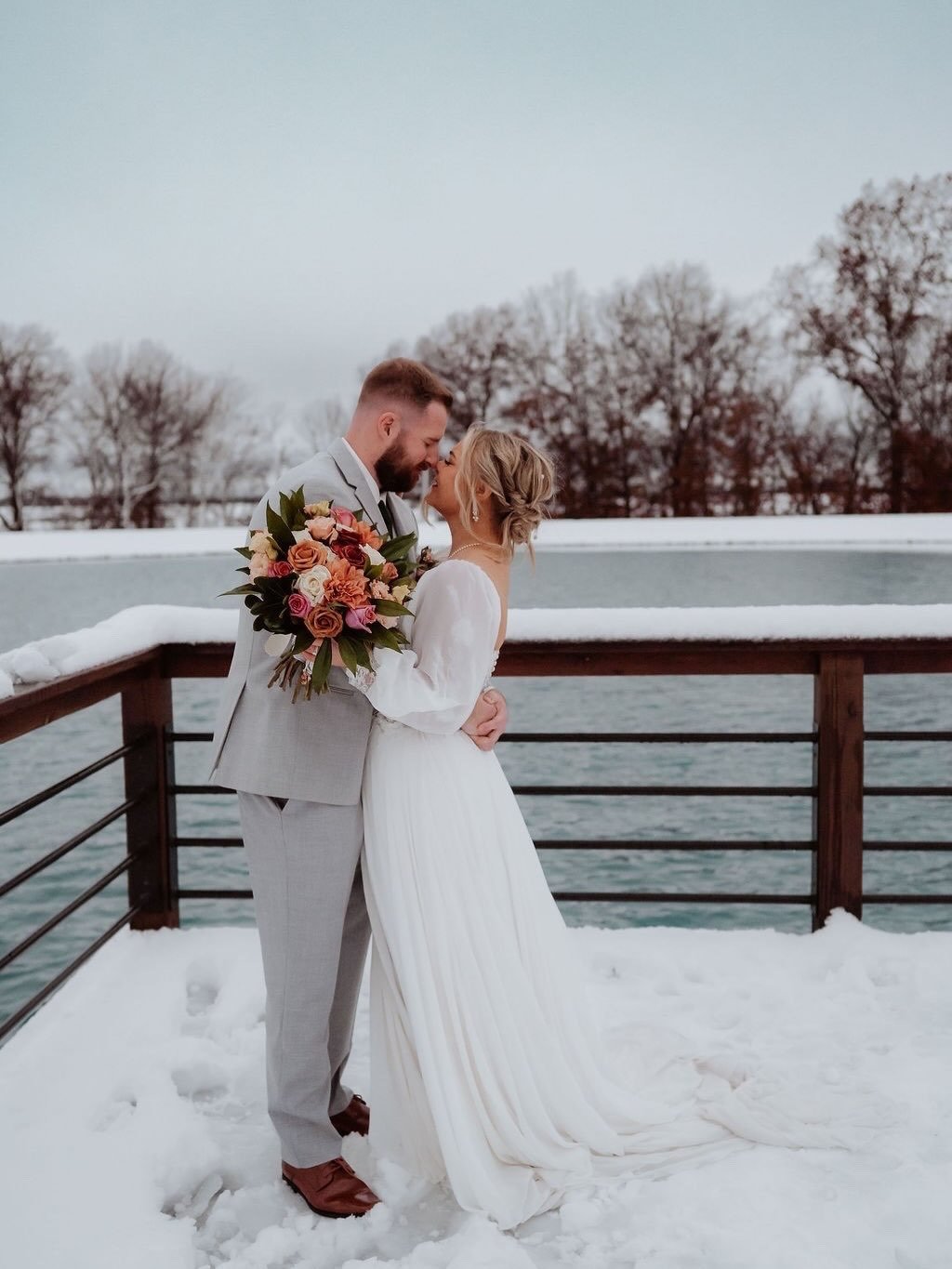 Experience matters most in the moments you never expect on a wedding day!
⠀⠀⠀⠀⠀⠀⠀⠀⠀
When weather changes on a dime, and action needs to happen ASAP, you&rsquo;re thankful you booked the venue with a commitment to service and the know-how to pull cars