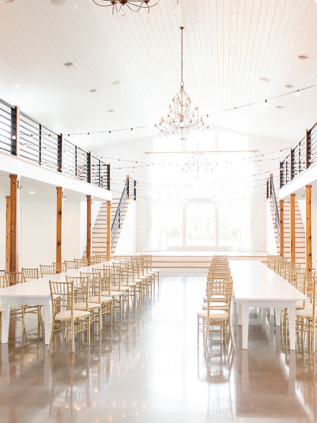 Want to hear a wedding hack that isn&rsquo;t talked about enough?? 🤭 
Start with a blank canvas that&rsquo;s already stunning.
⠀⠀⠀⠀⠀⠀⠀⠀⠀
When your venue is beautiful as-is, you&rsquo;re not spending your budget trying to fix it. No covering dark wal