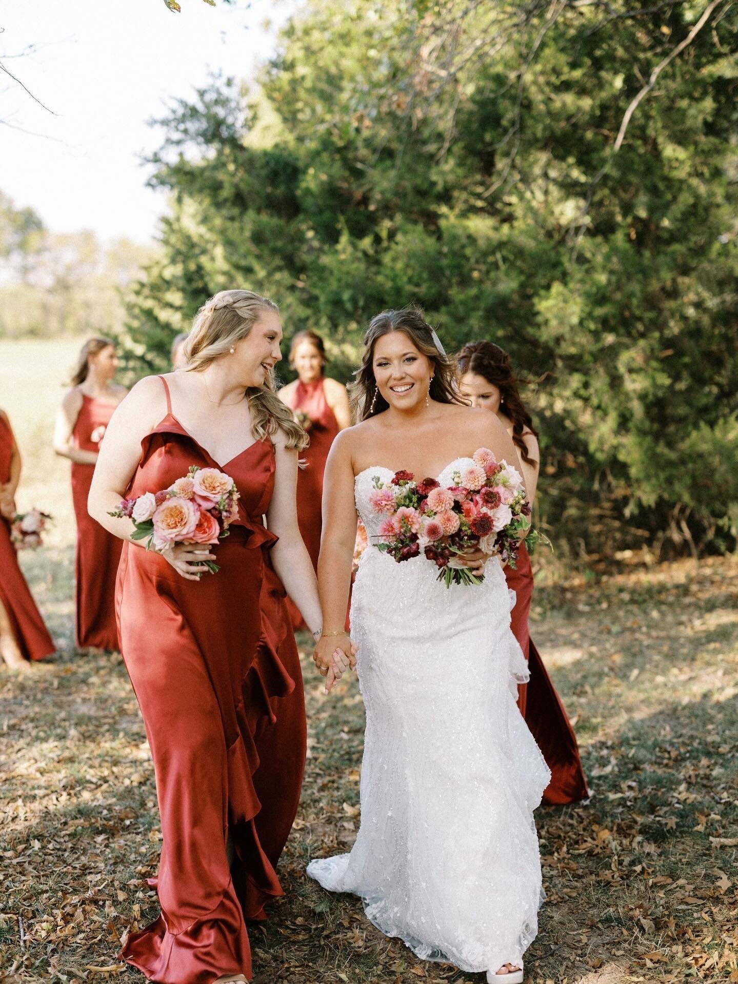Summer weddings get the hype&hellip; but fall weddings get the experience right.🙂&zwj;↕️
⠀⠀⠀⠀⠀⠀⠀⠀⠀
October and November weddings at Emerson Fields just feel different, in the best way.🍂
⠀⠀⠀⠀⠀⠀⠀⠀⠀
❌No extreme heat.
❌No humidity.
❌No guests trying to