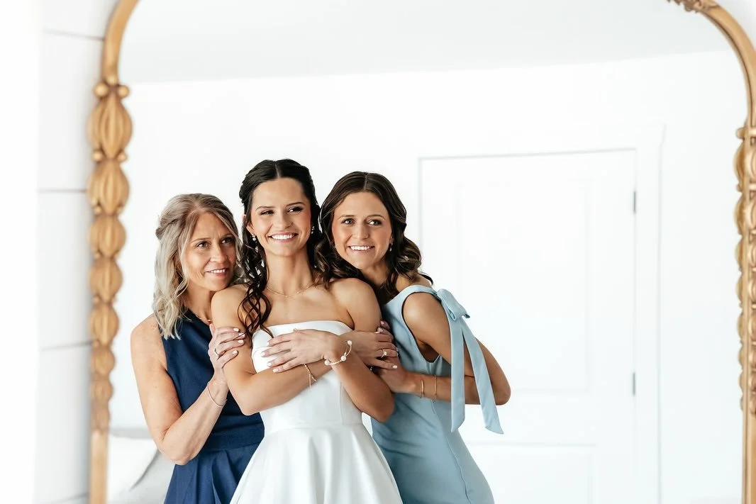 Every bride is looking for stunning getting ready photos and we&rsquo;re sharing exactly how to make that happen! 👇🏼

You want light-filled, true-to-color images that capture your personality and your favorite people perfectly&hellip; right?? 

Her