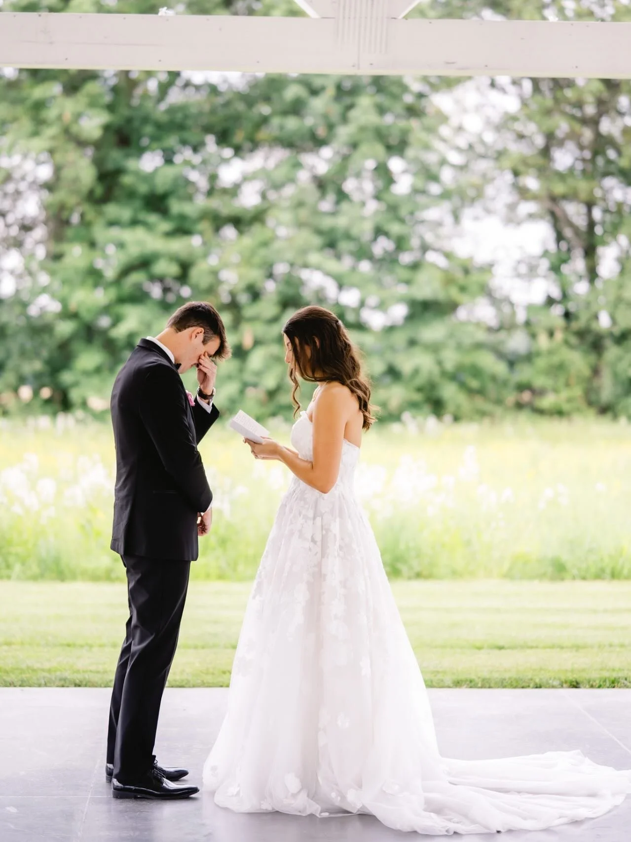 You shouldn&rsquo;t feel like you MUST have a year to plan your wedding.
⠀⠀⠀⠀⠀⠀⠀⠀⠀
At Emerson Fields, you won&rsquo;t.🙌🏻
⠀⠀⠀⠀⠀⠀⠀⠀⠀
We can pull together an incredible day in six months or less, and it never has to feel rushed when the right pieces a