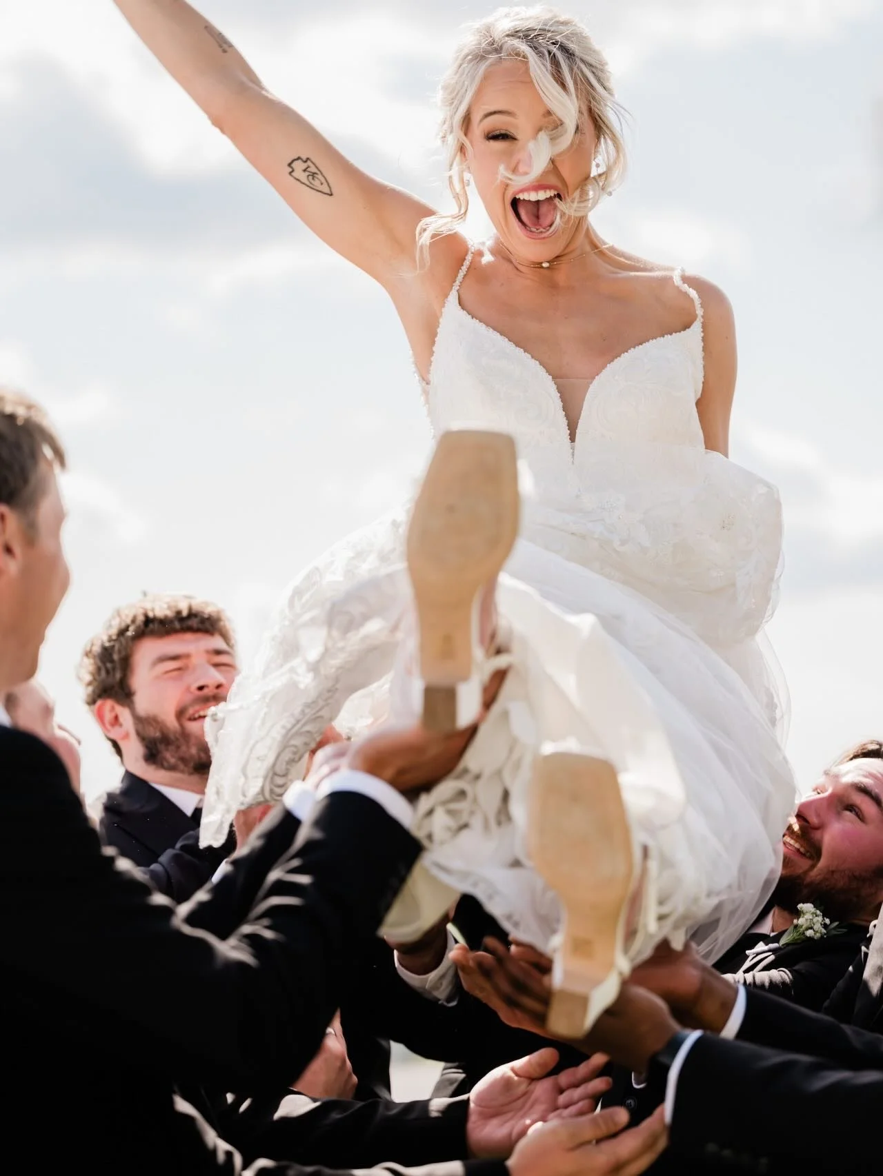 Ceremony timeline tip, you need to save this! 
⠀⠀⠀⠀⠀⠀⠀⠀⠀
Your ceremony time truly sets the tone for your entire day, so you need to nail down that time first!
⠀⠀⠀⠀⠀⠀⠀⠀⠀
Too early, and you&rsquo;re left filling a long, awkward cocktail hour.
Too late,