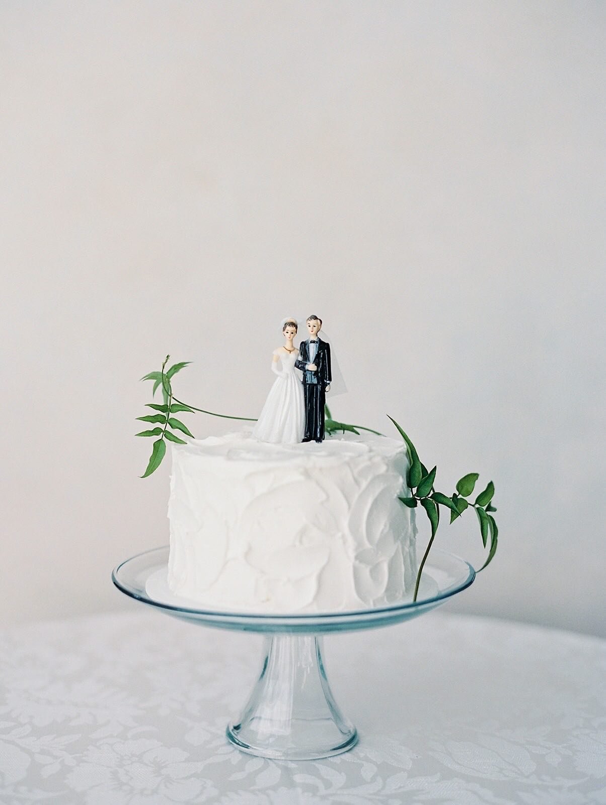 If you want to balance vintage vibes with an evergreen romantic ambiance, I have the perfect day for you to save for reference!! 
⠀⠀⠀⠀⠀⠀⠀⠀⠀
swipe to see the magic ➡️
⠀⠀⠀⠀⠀⠀⠀⠀⠀
⠀⠀⠀⠀⠀⠀⠀⠀⠀
Photography: @kileyannphotography
Venue: @emersonfieldsvenue
Pla