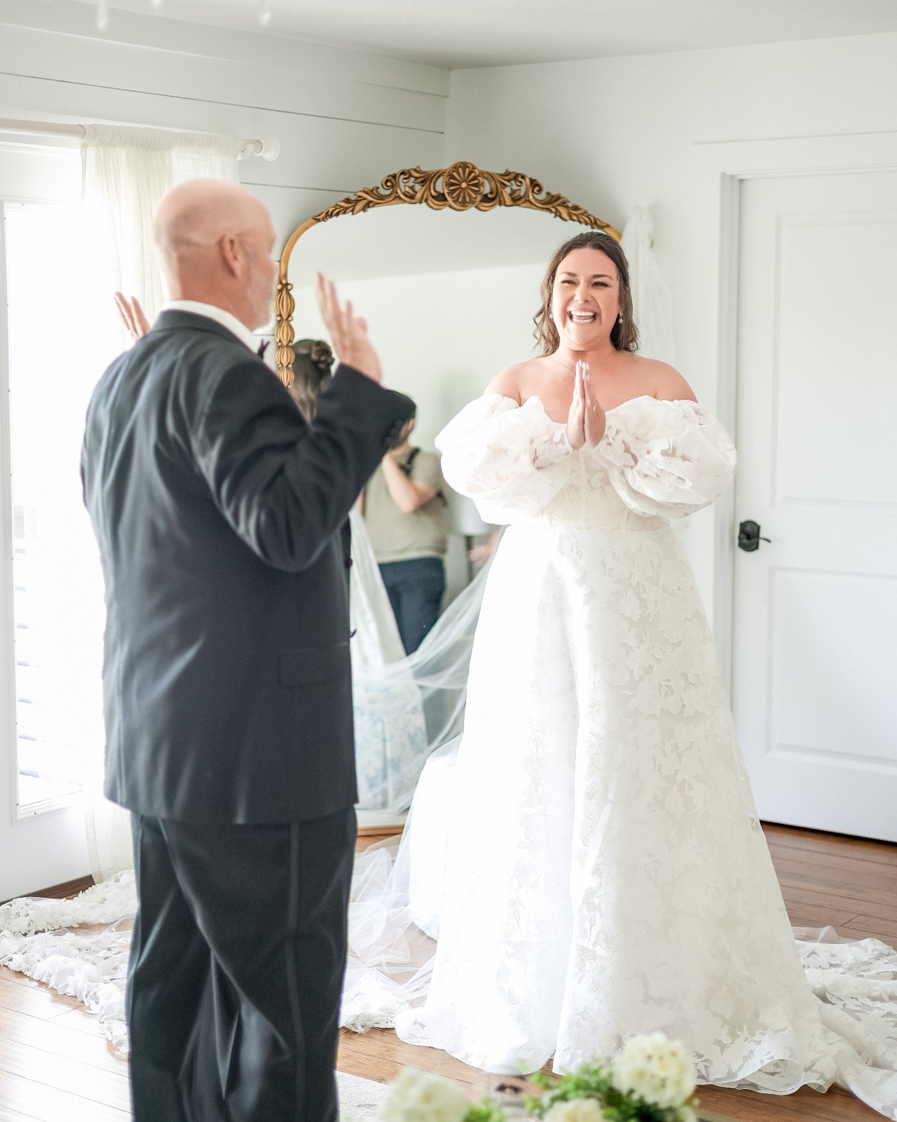Things I refuse to romanticize as a wedding venue owner:

🤦🏼&zwj;♀️ Your bridesmaids organizing the processional
🥂Your dad managing the bartenders.
🧼 Your mom cleaning the dishes.
🤵🏼&zwj;♂️ Your groom calling to check on the caterer.

Not roman