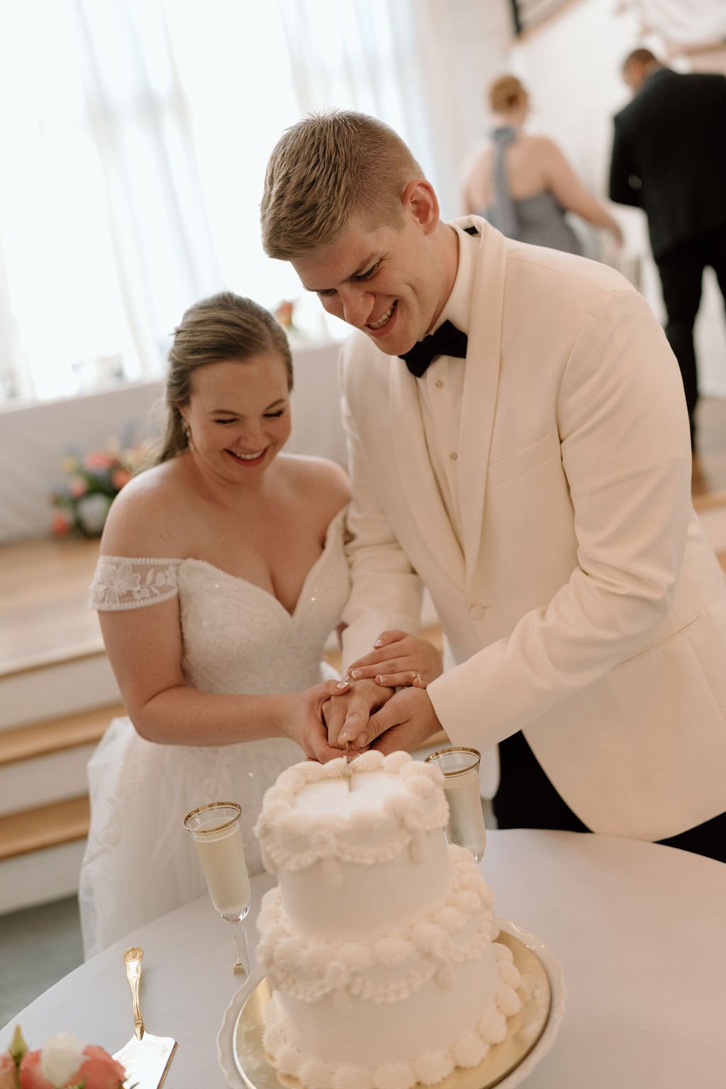 Wedding cake cutting is changing&hellip; and we&rsquo;re here for it. 🍰

A few ideas we&rsquo;re seeing (and loving):

Cut it privately. Sneak away with your photographer, cut your cake, eat an actual piece together and have a few minutes alone. Pri