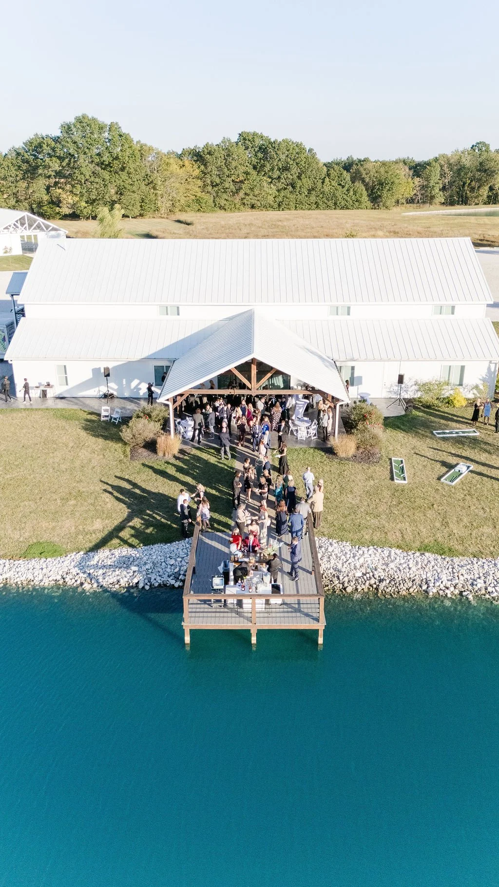 Cocktail hour, the Emerson Fields way. 🥂

First rule? Don't treat it like 60 minutes of waiting around for the reception to start. It's part of the celebration, too!

Take it outside. Give your guests room to wander, a beautiful view of the lake, a 