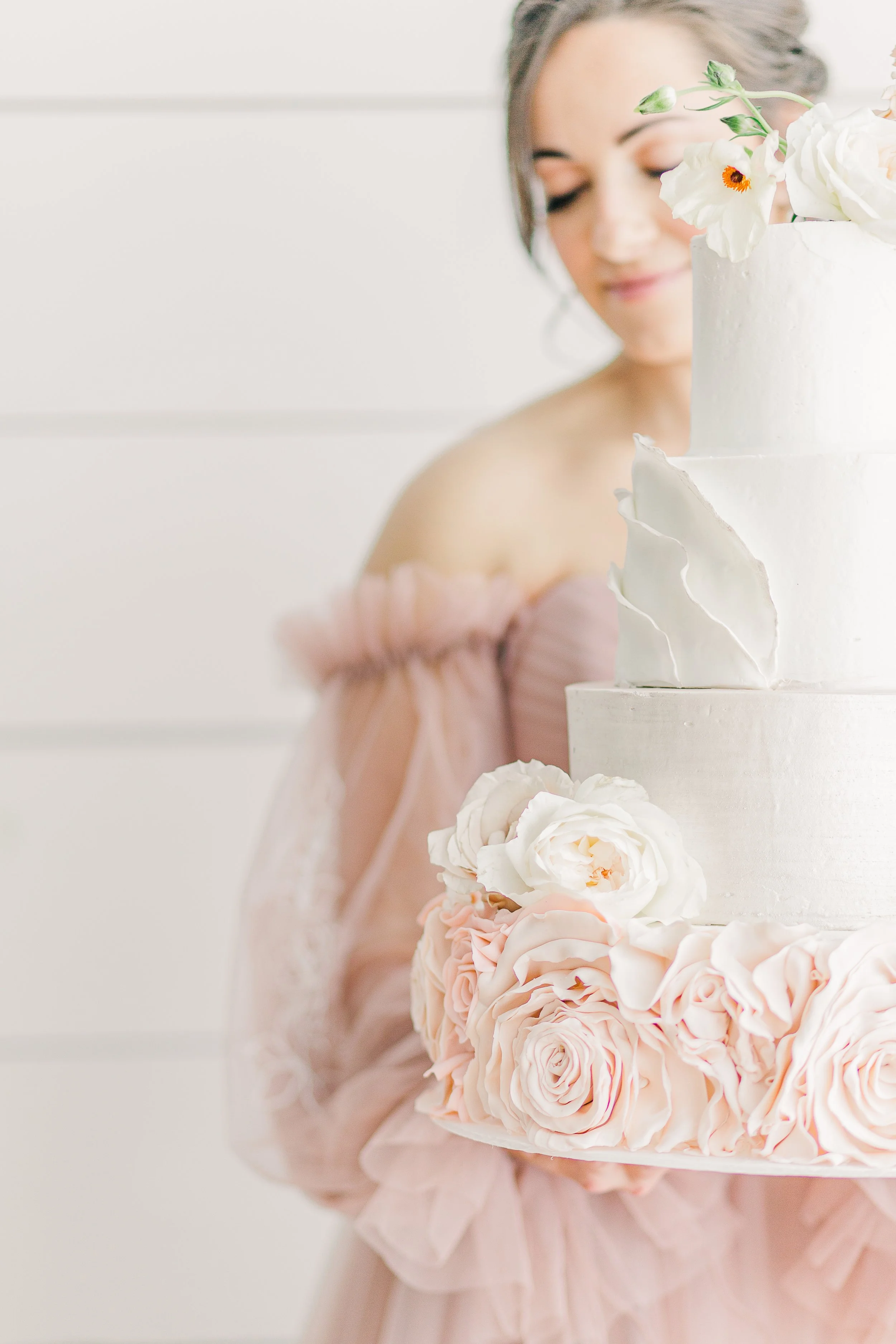 Missouri-Wedding-Photographer-loves-all-white-wedding-venue.jpg
