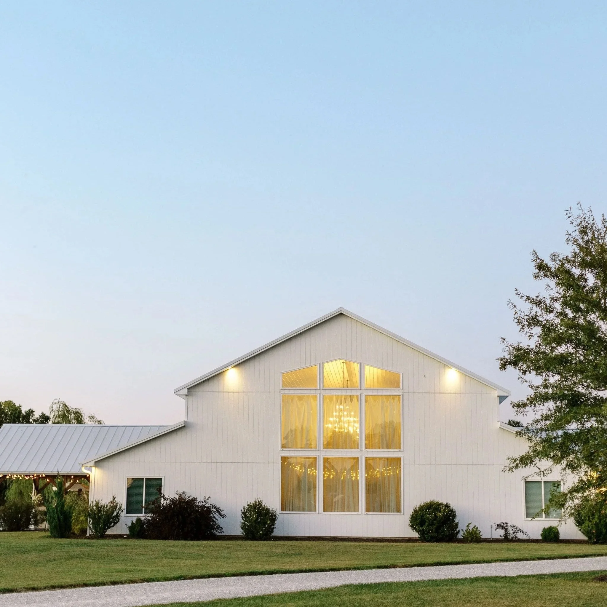 Luxury-Wedding-Venue-in-Midwest-with-wedding-ceremony-and-reception-Emerson-Fields12.jpg