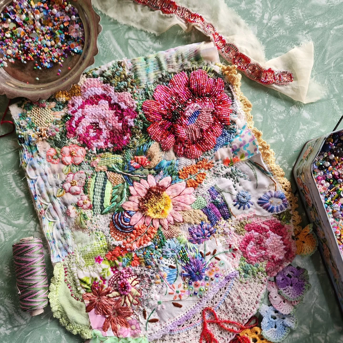 So excited by the signs of Spring everywhere. Knowing I'll be flying to Perth on the first day of Spring feels so perfect. Creating in a new space with new friends feels like a lovely way to celebrate the beginning of the season.
There's still a few 