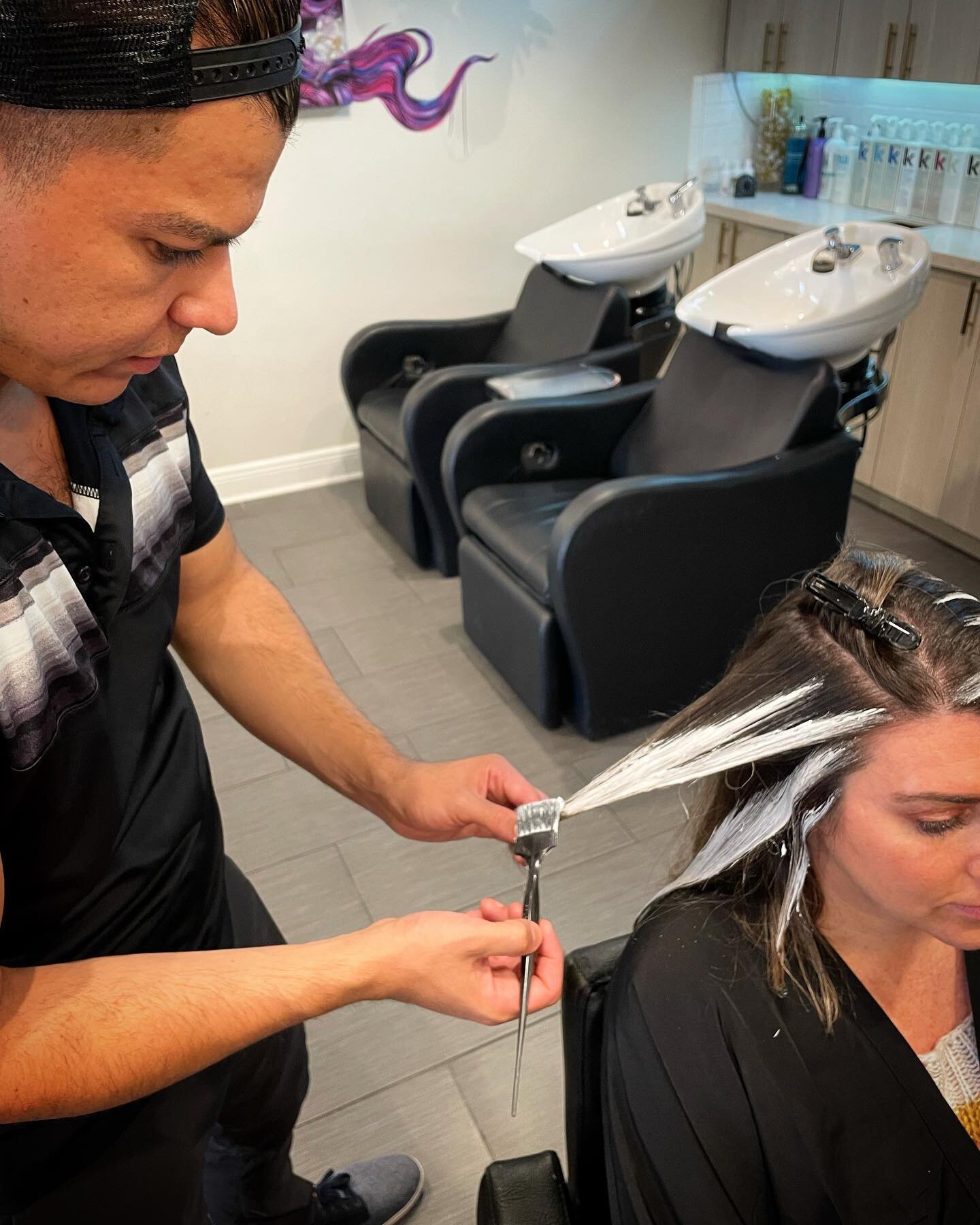 Miguel loves creating dimension with balayage highlights 💪🏼 @miguelfortlauderdalehair