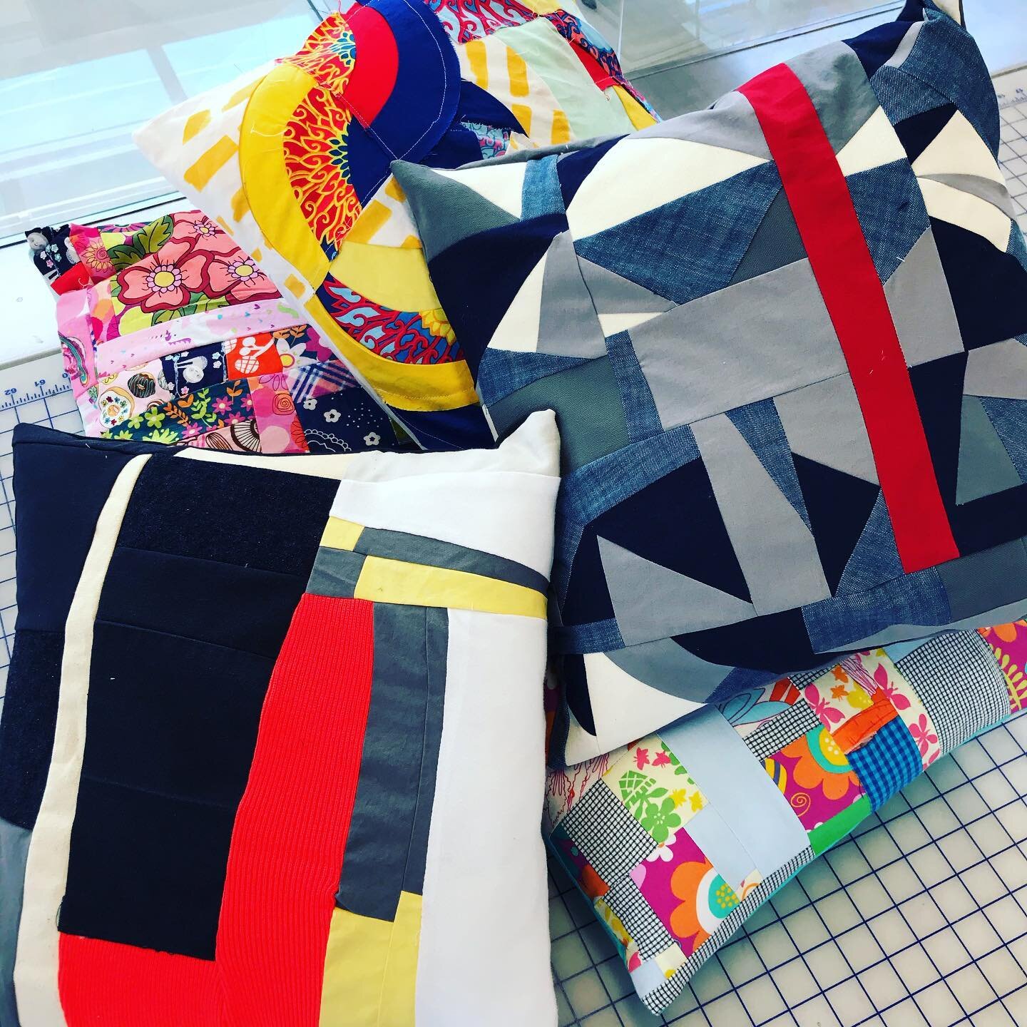 I&rsquo;m really excited with this new project I just did with my beginning sewing students. Improvised patchwork pillows. ❤️ #textilearts #fiberartistsofinstagram #sewingproject #teachingartist #patchwork #lwhs