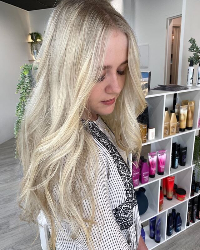 Balayage babe... Love love love a good makeover💕💕 in record time full head balayage trim and blowdry 3.5 hours.. #pressure #perfectblondebalayage 
Swipe for before &bull;
&bull;
&bull;
&bull;
&bull;

#noosahairdresser #sunshinecoast #hastingsthaird